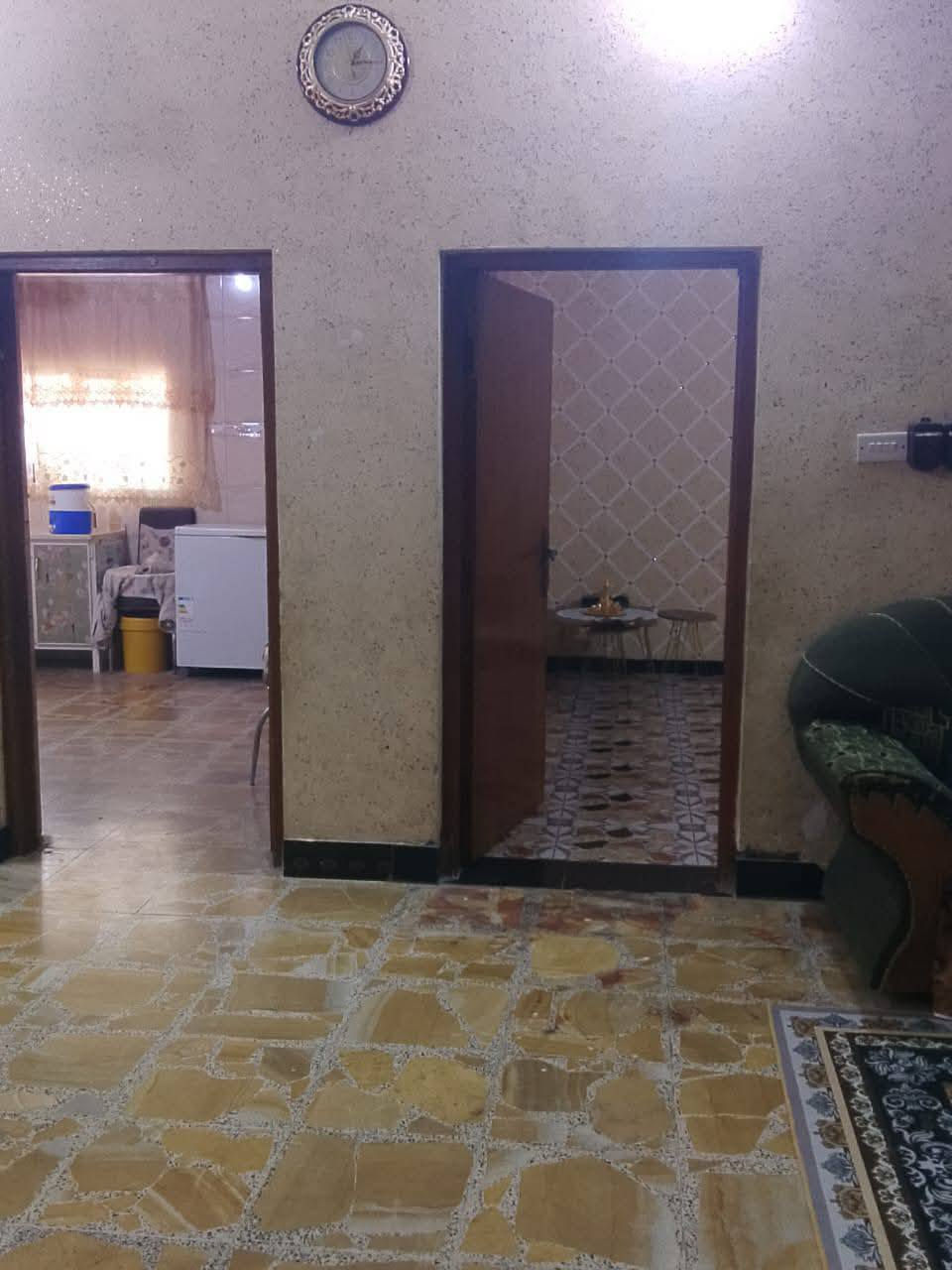 مكلف بلنشر ☺️
بيت للبيع  في حي الرساله قرب مدرسه الخليل مساحه 420م طابقين بناء قبل الأحداث الأخيرة ركن على شارع 12وشارع فرعي 8م يحتوي على 5غرف نوم واستقبال وصاله ومطبخ وحديقة كبيره وكراج سيارات الأرضية كاشي 
السعر 245مليون وبي مجال مسحوب على المصرف العقاري باقي تسديد 83مليون للمصرف للاستفسار مراسلتنا على الخاص او الاتصال على الرقم التالي ***********
