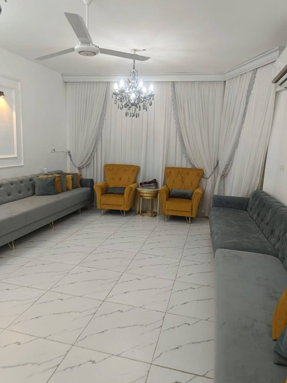 السلام عليكم عندي بيت للبيع المساحه 200 متر زراعي الواجهه 10 النزال 20 جوه غرفتين نوم غرفه بيه ترك حمام خارجي وداخلى فوك غرفتين مع سويدات للغرفتين العنوان الشعب الجزائر روضه البنفسج مقابله بل فرع قريب على المحطه الكهرباء للاستفسار ***********
