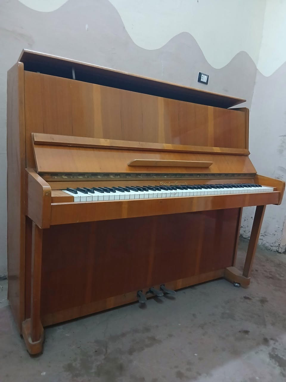 الماركة: چايكوفسكي (Чайковский) - صناعة روسية عريقة.النوع: بيانو عمودي (Upright Piano) كلاسيكي.اللون: خشبي طبيعي لامع (بني فاتح/عسلي) يتماشى مع مختلف الديكورات.الحالة: ممتازة جداً (كما هو موضح بالصور)، الهيكل الخشبي سليم والمفاتيح كاملة ونظيفة.✨ مميزات البيانو:صوت دافئ وعميق بفضل جودة الأخشاب السوفيتية القديمة.مثالي للمبتدئين، المحترفين، وطلاب المعاهد الموسيقية.قطعة ديكور كلاسيكية فخمة تضيف لمسة جمالية لأي مكان.يحتوي على عجلات سفلية لسهولة التحريك والنقل داخل الغرفة.


**إذا كنت صاحب هذا الإعلان وتريد حذفه لأي سبب، رجاءا أرسل رسالة إلى الدعم الفني**