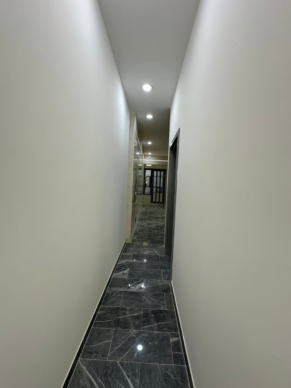 🏡 دار 100 متر حديثة (صفر) للبيع - بناء ٢٠٢٦ درجة اولى 🏡

طابو ملك صرف 

المساحة 100 متر واجهة 5 والنزال 20 
3 غرف نوم كبيرة

 حالة الدار: صفر (جديدة كلياً وغير مسكونة نهائياً).

خريطة الدار جدا مرتبة وخدمية

الموقع: بغداد الكرخ - حي الجهاد قرب مجمع النسيم

منطقة حديثة وهادئة 

📌 المواصفات :
♦️باب مدخل الاستقبال : قاصة تركي ثقيل 
♦️باب المدخل الثاني : المنيوم ثقيل G60 دبل جام CNC
♦️الشبابيك : المنيوم تركي الوجه سلايد 
♦️الارضية :مرمر تركي وبايات الدرج مرمر تركي 
♦️الابواب الداخلية : تركي MDF
♦️الصحيات : مغسلة وغربي تعليك 
♦️منظومات كاميرات
♦️تأسيس الكهرباء: الفنار السعودي 
♦️تاسيس الصحيات: الامل الشريف 
♦️الواجهة: الواح بورسلاين 

 🏡الطابق الارضي:
مدخلين منفصلين 
استقبال
صالة
صحيات 
غرفة نوم كبيرة

🏡الطابق الاول :
غرف نوم كبيرة عدد 2
حولي كبيرة 
مكان غسالة 

🏡الطابق الثاني:
بيتونة كبيرة 
مكان غسالة
سطح عدد 2

📞 للاستفسار:
الاتصل على الرقم: ***********

#دار_بيت_للبيع_100متر_بيوت_عقار_عقارات_بغداد_العراق_منزل_طابو
