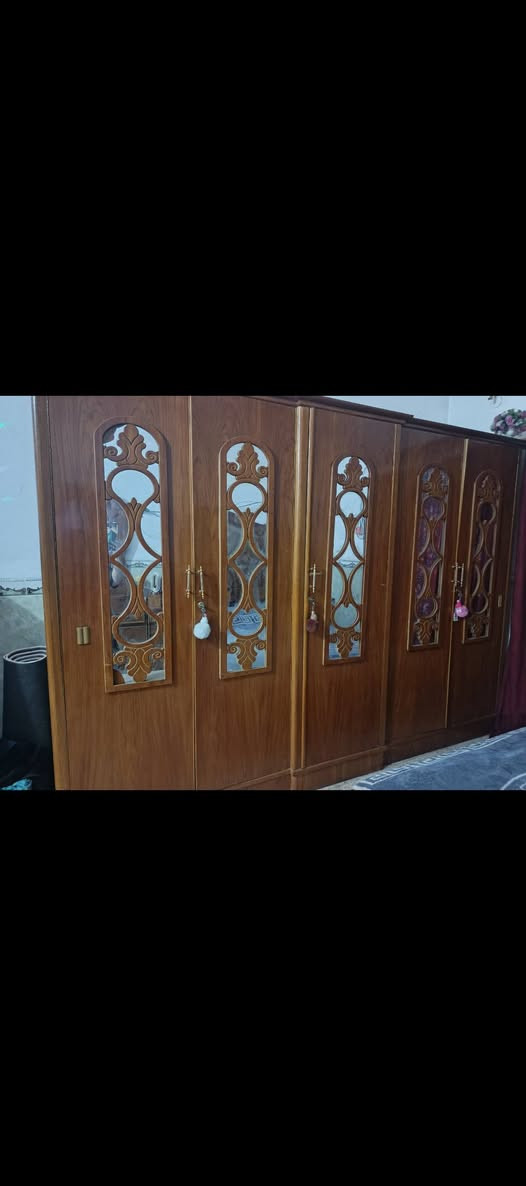 غرفه نوم خشب الاصلي للبيع نضافته 80 السعر 500وبيه مجال قليل الشراي يتصل ***********
