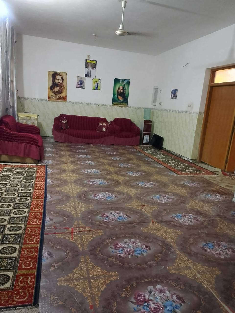 السلام عليكم دار للبيع طابوا زراعي المساحه 300 متر النزال والواجهيه 15 في 20 يحتوي على غرفتين نوم استقبل وكليدور مجمع صحيات داخل البيت وخارج البيت السطح فرشي صب كونكريت مسلح والارضيه صبه للاستفسار الاتصال على الرقم *********** بي واتساب العنوان زوير الغربي بين مشروع المي والثوره قرب حي الكفاءات
