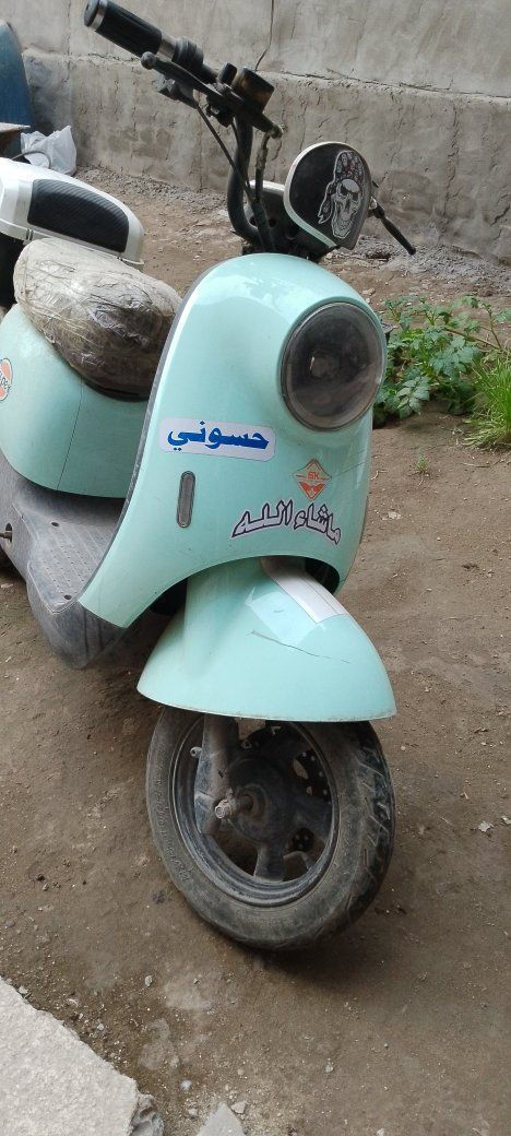 السلام عليكم 
دراجة شحن نضيفة و مرتبة 
نقص بطاريات و كلوب امامي و صوندة بريك امامي
و كفرات بيها شوي شخوط صغيرة فقط 
و الباقي كلة شغال 
...
سويجين
و بصمنين
و سويج لل صندوك الخلفي
السعر 375الف 
مكاني بغداد مدينة الصدر 
اي استفسار خاص


**إذا كنت صاحب هذا الإعلان وتريد حذفه لأي سبب، رجاءا أرسل رسالة إلى الدعم الفني**