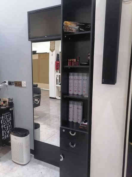 كراسي عدد 5 
ميزمرايه يحتوي شاشه بلازمه عدد 3
ميز مرايه مقوس عدد 3 
مغسله شعر عدد 1
كرسي بدكير مساج ابو الدوش كهربائي عدد 1
ستول مع ستيج كهربائي بالكامل ويتحول كرسي تحكم كونترول عدد 1
فاترينات تعاليك عدد 2 كلهن براندات مهتم يتصل 
***********
‏‪0773 374 3476‬‏
