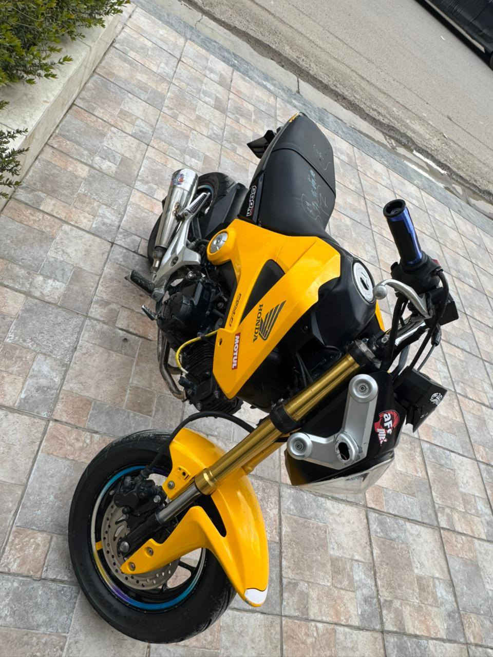 سلام عليكم دراجه هوندا كروم
مكينه بلاديه لا تبخير وتنقيص 

صالنصه رياضيه  طسه ناعمه اشاير شغال. 

ماشيه 35 الف  عنوان الشعب 
سعر 800 الف
نمر 4 
رقم ***********
