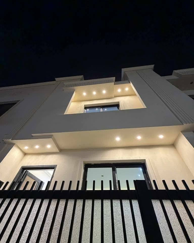 من اجل راحة بالك يتوفر💥🛑🛑🛑🛑
للبيع منزل مساحه ٥٠ متر طابو ملك صرف واجهه 5نزال 10
يحتوي على ٣ غرف نوم ومطبخ واستقبال وحمامين 
للاستفسار ***********
العنوان بغداد حي الجهاد
الجبل ابوجبل للعقار
