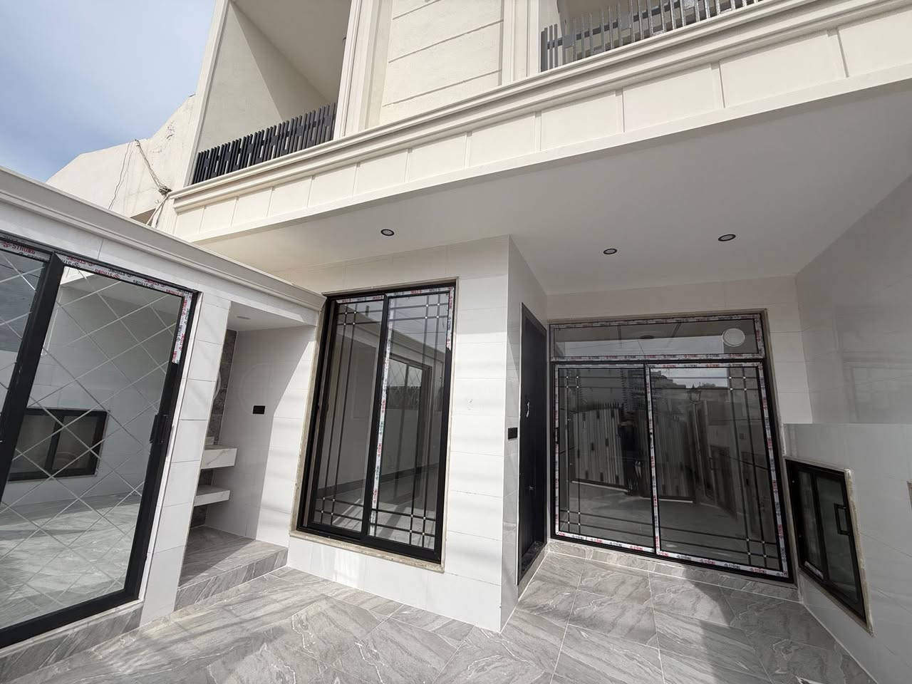 #بسعر_مناسب 🏡✨

بيت للبيع في حصاروك – قرب شارع كورنيش 🌿
فرع 12م – موقع هادئ وقريب من الخدمات

🔹 المساحة: 150م
🔹 يتكون من:
▪️ 4 غرف نوم
▪️ صالة واستقبال
▪️ مطبخ
▪️ مجاميع صحية
▪️ كراج

مناسب للسكن العائلي 

*********** WhatsApp
