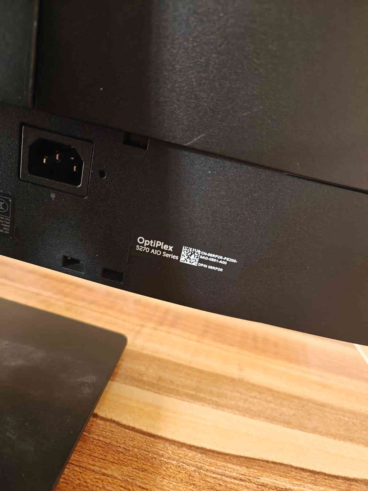 📢 عرض خاص – شاشة لمس All in One من Dell

الكيس والشاشة بجهاز واحد أنيق يقلّل الأسلاك ويخلّي مكتبك مرتّب ومنظّم ✨
🌟 آخر القطع المتوفرة!
💰 السعر: 515 ألف دينار فقط

---

💻 الموديل:

DELL OptiPlex 5270 – الجيل التاسع

شاشة لمس Touch Screen

---

🔧 المواصفات:

• 🖥️ المعالج: Intel Core i5-9600 – الجيل التاسع
• 🧠 الرام: 16GB DDR4
• 💾 التخزين: SSD 256GB
• 🖱️ الشاشة: 21.5 بوصة Touch Screen
• 🎨 كرت الشاشة: Intel UHD Graphics 630 مدمج
                            windows 11 Pro نظام التشغيل 🪟•
• ✨ الحالة: نظافة ممتازة جدًا
• 🛡️ الضمان: استبدال لمدة أسبوع

---

🔌 المنافذ:

📍 أمـام الجهاز:

• 2 × USB 3.1
• 1 × USB Type-C
• 1 × منفذ سماعة/مايك Combo
• 1 × قارئ بطاقات SD Card

📍 الخلف:

• 2 × USB 3.1
• 2 × USB 2.0
• 1 × HDMI Out
• 1 × DisplayPort
• 1 × LAN
• 1 × Power Port

🔹 المجموع:

• USB: ستة منافذ + Type-C
• الفيديو: HDMI Out + DisplayPort
• الصوت: Combo Audio Jack
• الشبكة: LAN
• قارئ SD: موجود

---

⚙️ الاستخدامات المناسبة:

✅ الأعمال المكتبية والدراسة
✅ التصميم الخفيف والمونتاج البسيط
✅ مشاهدة الفيديوهات والبرامج التعليمية
✅ شاشة لمس لتفاعل أسرع وأسهل

---

🚗 يتوفر توصيل لجميع محافظات العراق
📞 للحجز أو الاستفسار:
📱 اتصال: ***********
📱 واتساب: ***********
