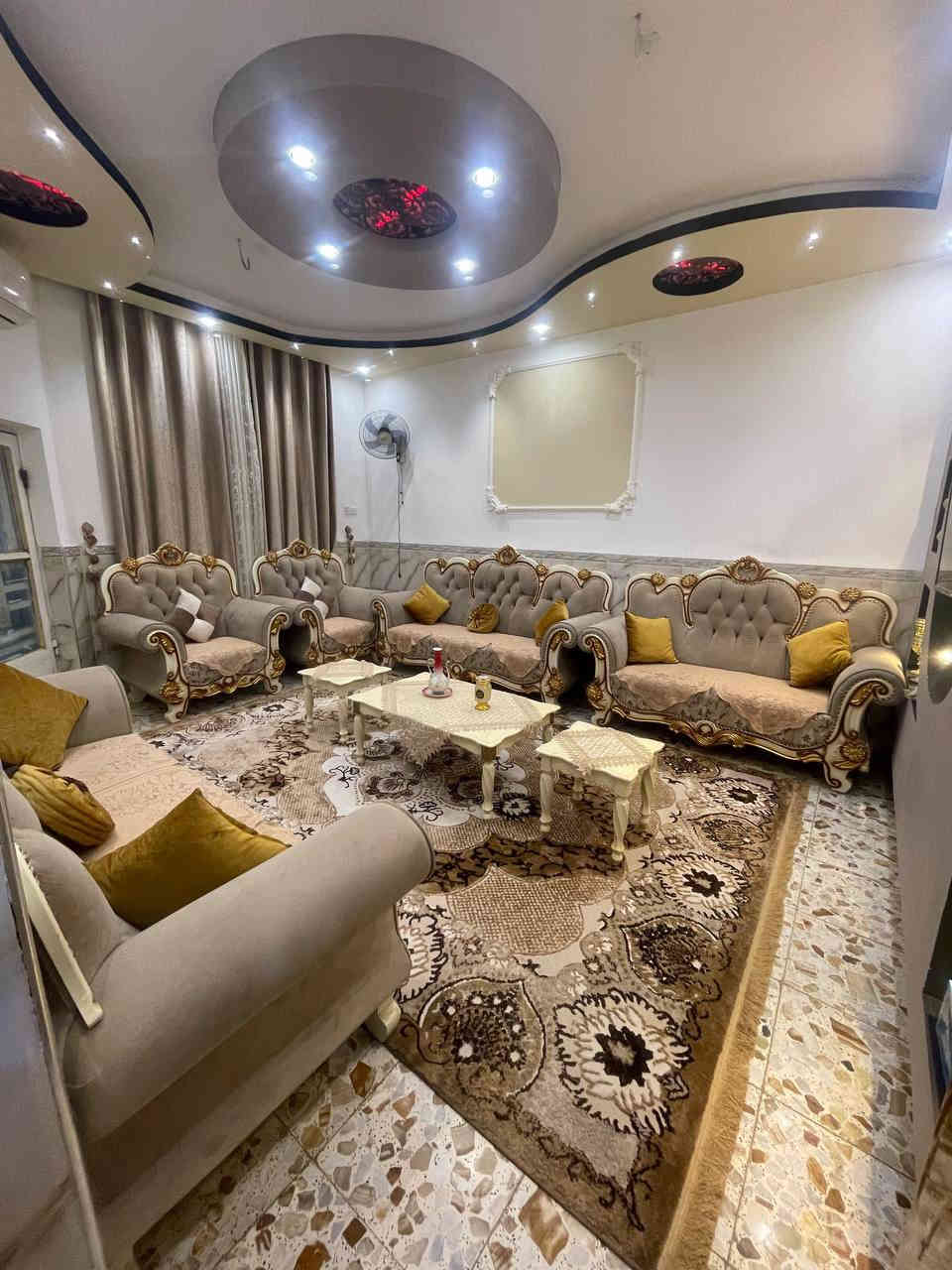 سلام عليكم 
بيت للبيع مساحته 120 طابو صرف قرب معمل السمنت 
طابقين 
الطابق الاول يحتوي علئ
غرفتين 
مطبخ
صاله
استقبال 
حمام +ترك
والطابق الثاني غرفه وحمام وصاله
ويوجد طاقه شمسية في البيت
للاستفسار والسعر اتصل على 
***********
