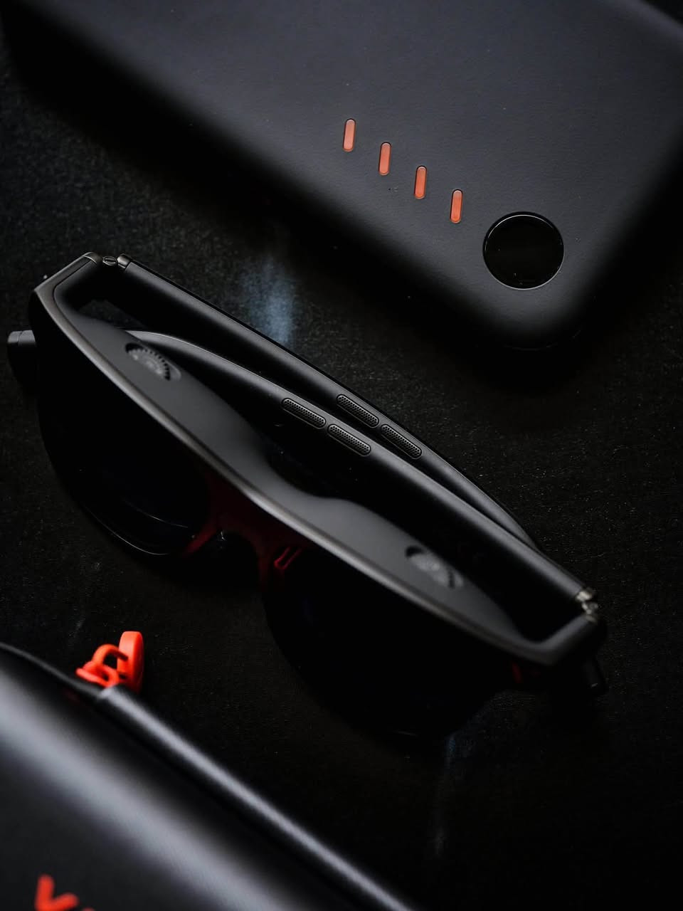 متوفر VITURE Pro Mobile Dock جديد غير مستخدم مع جميع ملحقاته
✴️ جهاز احترافي يحوّل أي جهاز عندك إلى شاشة كبيرة 
     (بوجود نظارات AR) + يشحن بنفس الوقت .
للمهتم اتواصل مع الرقم ***********
💮 المميزات 
🔹 بطارية مدمجة قوية تدوم لساعات طويلة
      (حتى ~20 ساعة حسب الاستخدام)                
 🔹يدعم تشغيل الألعاب والفيديو بدقة عالية
 🔹تشغيل + شحن بنفس الوقت
 🔹يدعم توصيل جهازين (مشاركة الشاشة)
 🔹 تصميم أنيق وخفيف وسهل الحمل

🔻ممكن استخدامه كـ بور بانك للأجهزة  
⸻
🎮 الأجهزة التي يعمل عليها:

✔️ أجهزة الألعاب:

 • Nintendo Switch / Switch 2
 • Steam Deck
 • ROG Ally

✔️ الهواتف:

 • أغلب أجهزة Android
 • iPhone و iPad (الأجهزة الداعمة للفيديو)  

✔️ اللابتوبات:

 • أي لابتوب USB-C يدعم DisplayPort
 • MacBook و Windows

✔️ أجهزة HDMI:

 • Chromecast
 • Fire TV Stick
             • رسيفرات + أجهزة (PS / Xbox وغيرها)  
✔️ شاشات ونظارات AR الواقع الافتراضي 
جديد لوك بالكارتون 📦
للاستفسار راسلني 📩
متوفر توصيل 🚚
