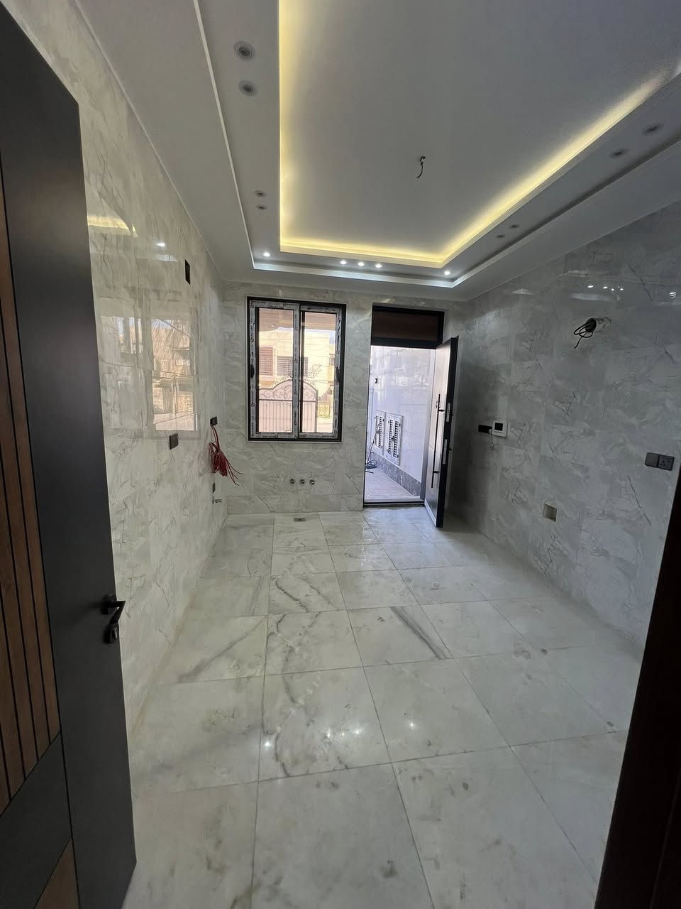 بسم الله الرحمن الرحيم
مكتب مهند الغريري للوساطه العقاريه 

للبيع بغداد السيديه مربع الضباط دار ١٩٦ متر واقع 

حال ٢٠٠ سند مستقل العقار

واجهيه ٧:٩٠ نزال ٢٥ 

شارع ٢٠ متر رصيف ٧ متر 

بيت فول درجه اولى بناء زيرو ٢٠٢٥ 

يحتوي ٥ غرف نوم وخدمات صحيه ٥ 

صاله مطبخ هول داخلي

 

واجهيه مرمر ارضيات مرمر بيبان قاصه 

شغل درجه اولى 

سند مستقل الدار 🏠 يقع على شارع الكويتي

السعر المطلوب مليار و٢٥٠ مليون دينار عراقي 

لمعرفه تفاصيل اخره على عقار او معاينه 

زياره المكتب السيديه شارع العلوه مقابيل مدرسه 

حلم الغد الاهليه وقرب مطعم سماش

***********
