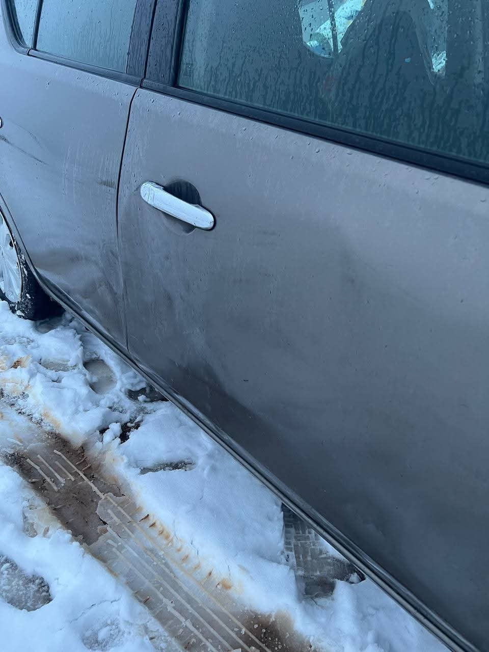 فيرسا وارد امريكي 2017
حادث قطعتين. باب وجاملغ جه السايق
وبيها تعديل جاملغ النفر والضرر مال باب يحتاج تعديل 
سنوية ورقم جديد تايرات جديدة 
رقم دهوك
ايرباك فقط جهه السايق 
موصفات معروفة تحكم صوت وسرعة
145 مايل ماشيه
عنوان عقرة اربيل 
سعر 90  
*********** أربيل, العراق
