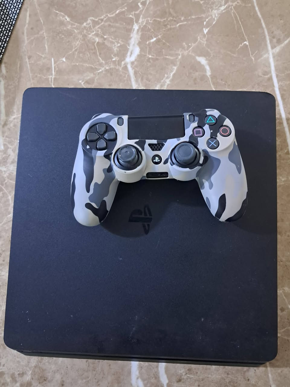 بلي 4 مستعمل نضيف ويشتغل كلشي مابيه ما مفتوح ولا مرة و التخزين مالته 1 تيرا داخلي يجي وياه 4 اقراص مثل الي بل صور و يدة
سعره 350 الف وبيه مجال اذا شراي 
*********** هذا رقمي التواصل واتساب
