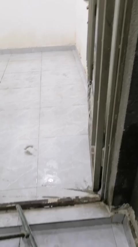 يتوفر بيت سكن للايجار بناء حديث   
يتكون من غرفه وصاله ودوانيه وصحيات داخليه و خارجيه  
 المكان التضحيه نهايه شارع العياده  حي الكرامه 
البيت امامي 
***********
