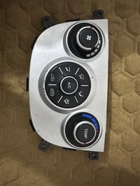 عندي تحكمات مال تبريد البيع هذا الي بل صوره اللي يفيدة هذا رقمي 077127...