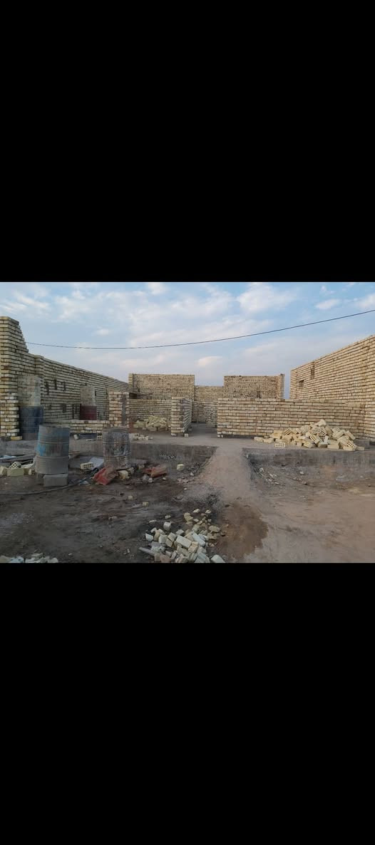 السلام عليكم بيت للبيع المساحة 125 متر المواجهة 10 متر ولنزال 12.5  ومن على شارع 20 متر وبصفة شارع عشرة متر بناء درجة اولى على ايدي بنيته يحتوي على 4 غرف نوم ثنين جوه وثاني فوك استقبال كبير ومطبخ كبير زائد مطبخ حار المساحة كلها بناء ويحتوي على تشجير ملاسق للبيت سويته كراج المساحة الكلية 165 متر لبيت بناء درجة اولى الشيء كله اوكراني والارضية مرمر تركي ولسيراميك هندي صور مراحل البناء موجودة البيت قاط ونص 4 غرف نوم *********** لبيت كامل مابي اي نقص السعر مناسب
