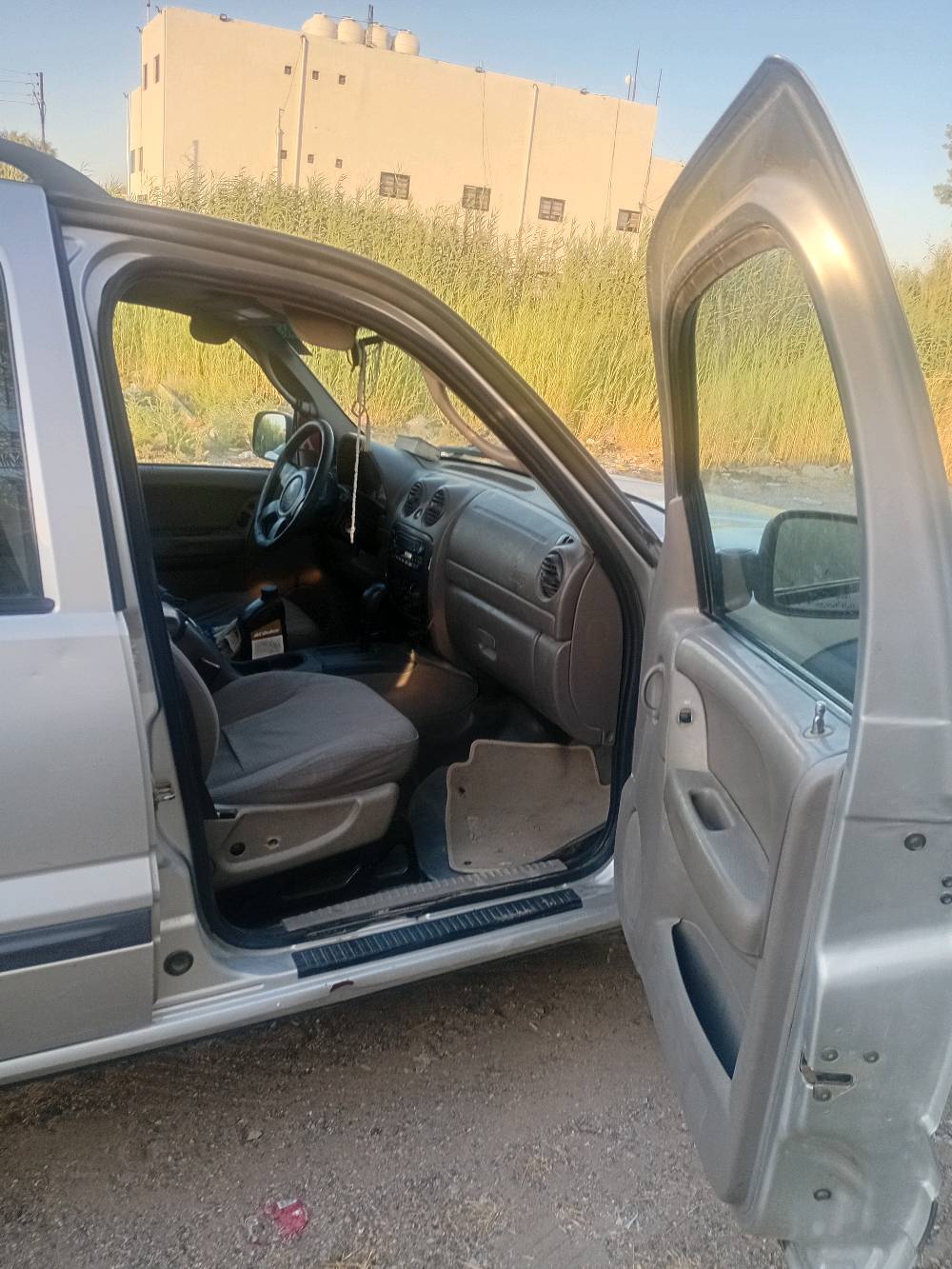 سيارة جيب شيروكي
موديل ٢٠٠٣ اوتو
لون رصاصي بلاد بيها تلحيضات
٦سلندر محرك ٣٧٠٠
تخم تاير  جام كهرباء
باسمي مكانها ديالى
السعر ٧٨ وبيها مجال