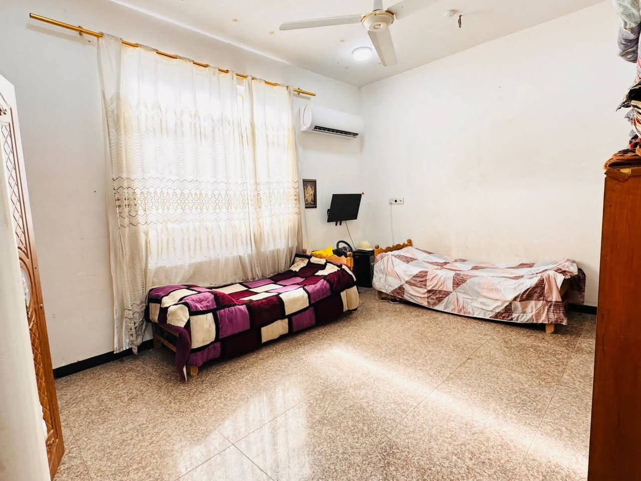 دار للبيع
 الموقع الجمجمه مقابل الجبل
تبليط بناء حديث المساحه ١٩٠م طابو زراعي
 الواجهه ٩.٥ نزال ٢٠
يتكون من طابقين الطابق الاول غرفتين نوم استقبال كلدور مطبخ مجمع صحيات صحيات خارجيه
الطابق الثاني غرفة نوم هول
السعر خاص او اتصال
***********
نستقبل كافة العروض التجاريه والسكنيه
