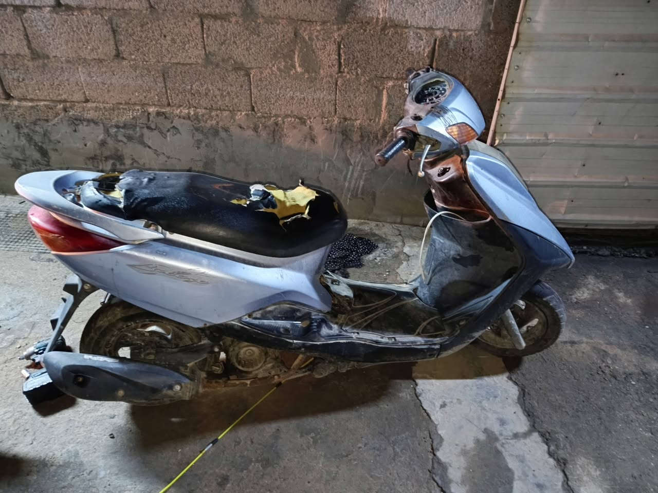 سلام عليكم شباب هاي الدراجه البريز البيع الدراجه شغاله بس بيهة نواقص ويرالدلهة تجفيت السعر 350 وبيهة مجال ابيع كوم حديد المراسل واتساب ***********
