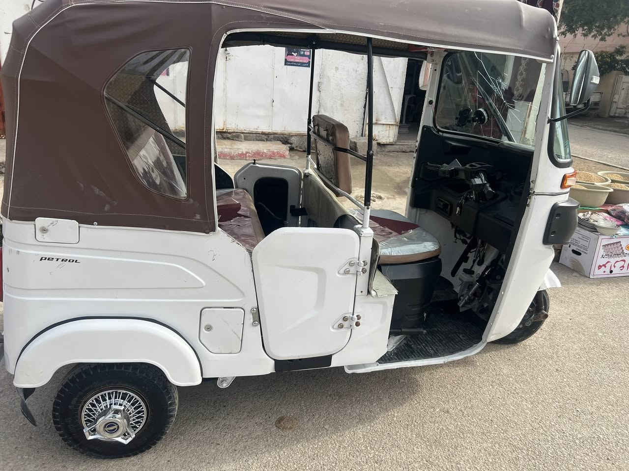 السلام عليكم تكتك موديل 21 شهر 11 تكتك خير من الله لاتنقيص ولا تبخير بس الدوسه يم الجاملغات تكتك رقم وسنويه 
السعر 7600 بيهه مجال للشراي مكان ديالى هبهب 
الهاتف ***********
