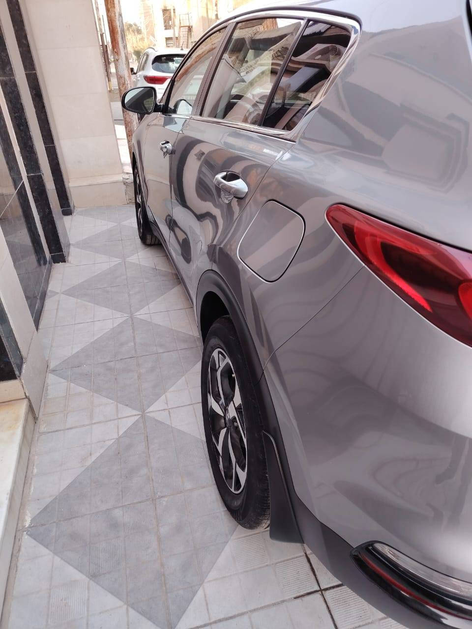 السلام عليكم من رخصت الدمن
اسبورتج موديل 2021
ماشيه 75000 ميل 
وارد امريكي رقم اربيل 
ضرر السياره بس الدعاميه الماميه بدون شواصي و الغود السياره كفاله عامه 
مواصفات السياره
 شاشه جبيره 
سياقه ذاتيه 
و باقي المواصفات معروفه 
سعر السياره ١٨٥ و بيه مجال 
التواصل واتساب او على الرقم 
***********
