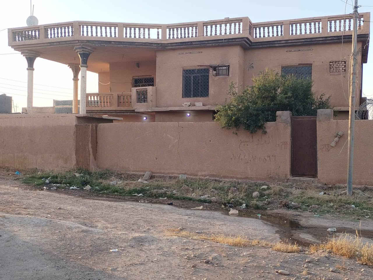 الدار للبيع 

بيجي حي الرساله قرب شارع المقبره يبعد عن الشارع العام 50 متر:ملاحظه البيت قسام شرعي المعامله كامله للستفسار ***********... مساحه البيت 388 متر
خمس غرف نوم هول وستقبال. وماي خطين وبير بي ومخزن خارجي وكامل حتا خط مولد ستفسار خاص واني خادم... الجميع @إشارة
