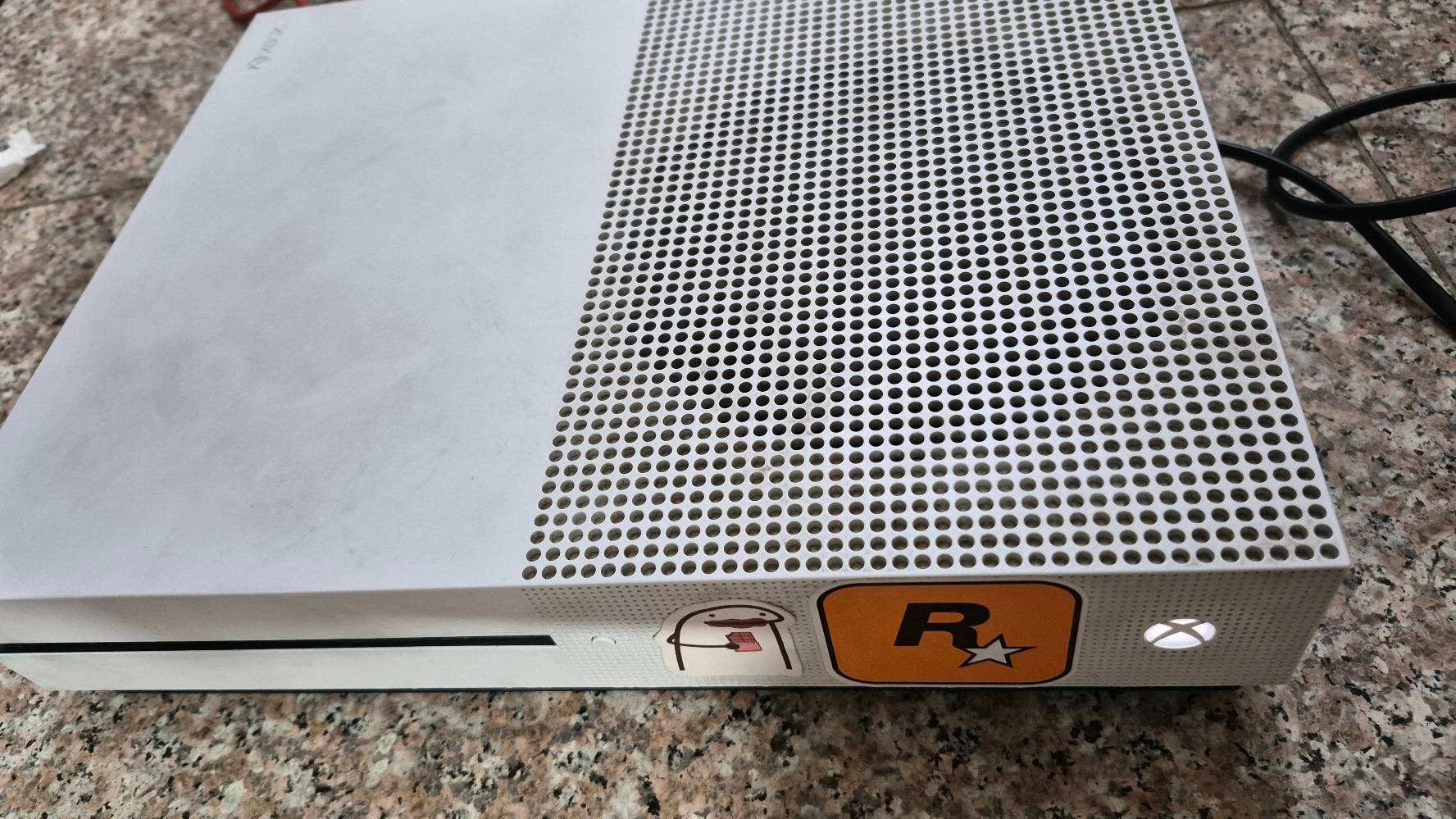 اكس بوكس ون اس للبيع
Xbox 1s واحد تيرا
جهاز مستعمل 
للبيع
وياه يدتين
اصلية خربانه + ثانيه كوبي بيها مشاكل بالاتجاهات ومسطرة 
 + ups فاربر  يحتاج له تبديل 
بطارية
سعره 180
واذا وياه كيم سير ب215
وهدية قرص تومب رايدر 
واعتقد بيه مشكلة اقراص
 عنواني بغداد الزعفرانيه