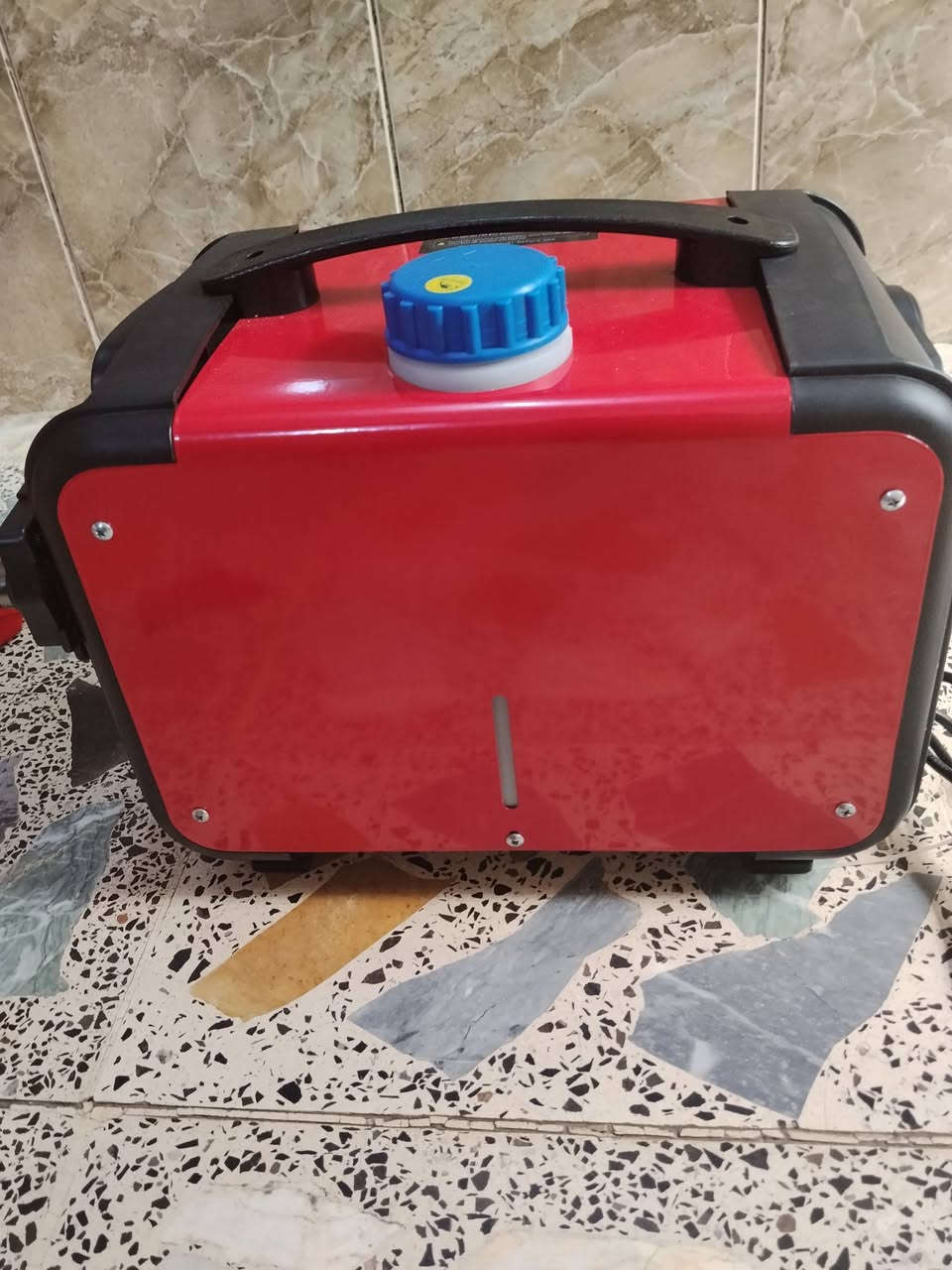 الجهاز هو عبارة عن سخان ديزل محمول (Diesel Air Heater) بقدرة تتراوح غالباً بين 5 إلى 8 كيلوواط.
تشتمل المجموعة على وحدة السخان الرئيسية باللون الأحمر، مع خزان وقود مدمج سعة 5 لترات تقريباً.
يتضمن الطقم ملحقات تركيب كاملة مثل أنابيب العادم، أنابيب توزيع الهواء، ومضخة الوقود.
يعمل الجهاز عادة بجهد 12/24 فولت ومناسب لتسخين السيارات، الشاحنات، أو القوارب. [1, 2, 3, 4, 5, 6, 7
الجهاز هو عبارة عن سخان ديزل محمول (Diesel Air Heater) بقدرة تتراوح غالباً بين 5 إلى 8 كيلوواط.


**إذا كنت صاحب هذا الإعلان وتريد حذفه لأي سبب، رجاءا أرسل رسالة إلى الدعم الفني**