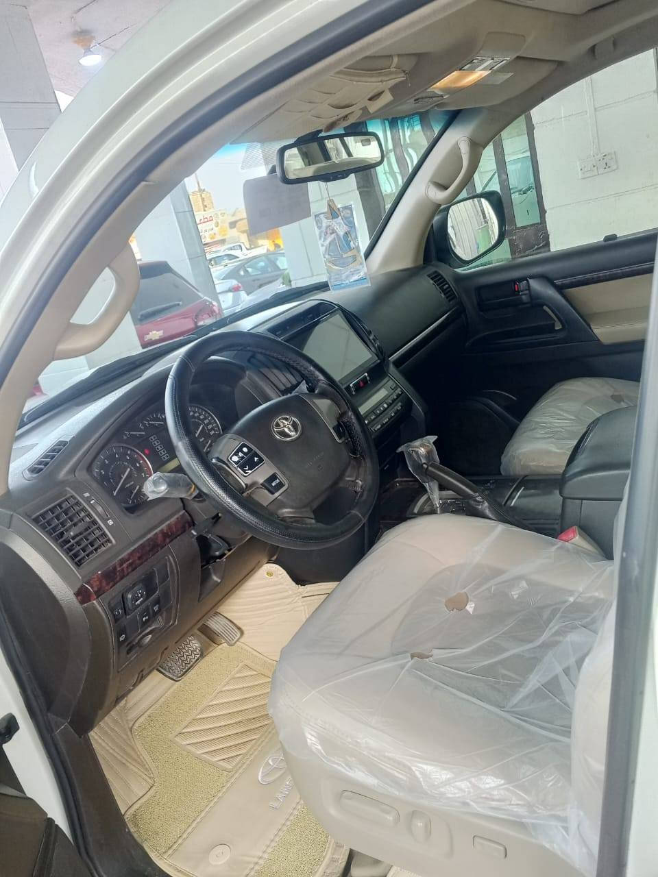 لاندكروز ٢٠١١ ستينيه كفاله عامه حته الدعاميات رقم بغداد انكليزي باسمي السياره جديده بمعنى الكلمه السيارة  احلى من الصور وبعد ما احجيلك مواصفات الستينيه كامرات محيطيه فتحه داخل جلد بقلاوه حساس امامي خلفي مكينتها جديده برغي ممفتوح بيها اتصال فقط مكان السيارة العمارة ***********
