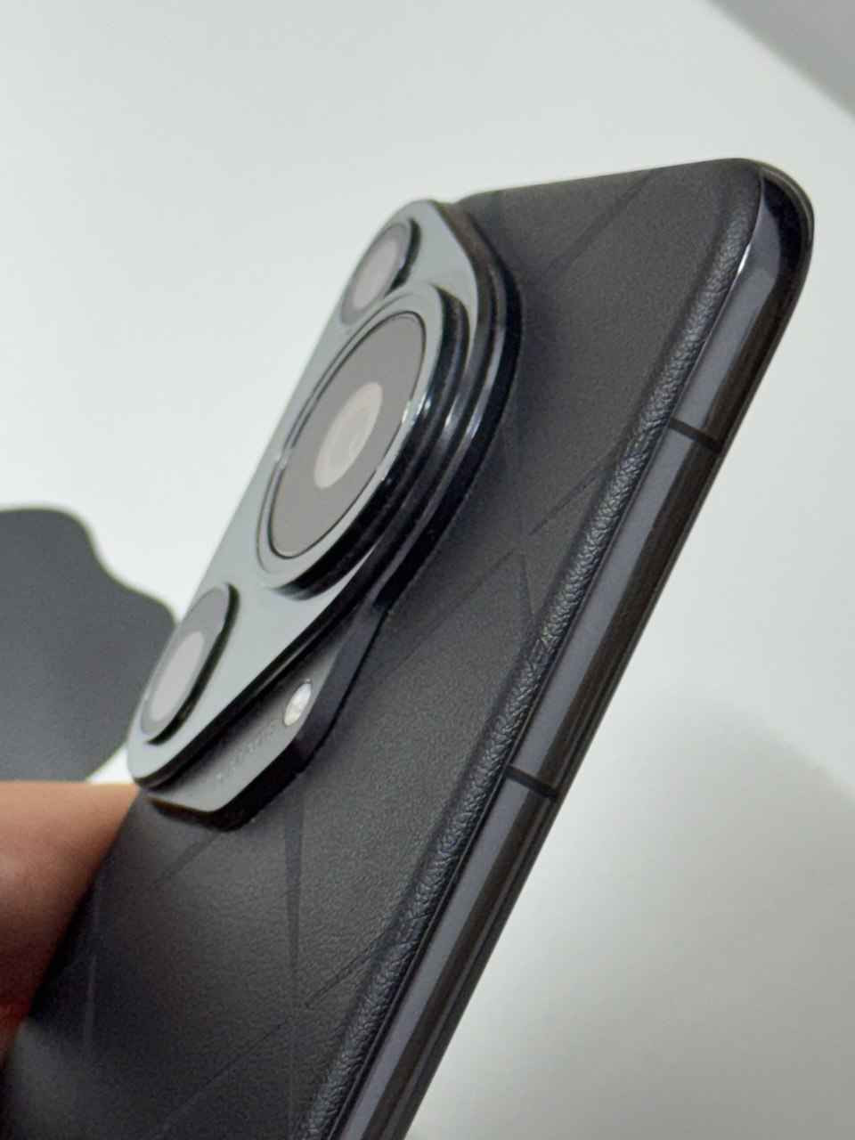 للبيع: HUAWEI Pura 70 Ultra (ملك التصوير) 💎
بمواصفات خارقة ونظافة تامة:
الحالة: استخدام شخصي راقي، النظافة 100% (بمثابة الجديد تماماً).
التخزين والرام: ذاكرة 512 جيجابايت مع رام 16 جيجابايت.
الشاشة: 6.8 إنش LTPO OLED، محمية بزجاج Kunlun الصلب ضد الكسر.
البطارية: 5200 mAh عملاقة وتدوم طويلاً.
الشحن: يدعم الشحن الصاروخي 100 واط (يشحن الهاتف بلمح البصر).
الكاميرا: العدسة المنبثقة الاحترافية، الحاصلة على أعلى تقييم عالمي.
📦 الملحقات: العلبة كاملة مع الشاحن الأصلي السريع بقوة 100 واط.
💰 السعر: للمهتمين فقط، السعر كلش مناسب مقارنة بنظافته والأسعار الموجودة بالسوق.
📞 للتواصل والاستفسار (اتصال + واتساب):
*********** النجف, العراق
