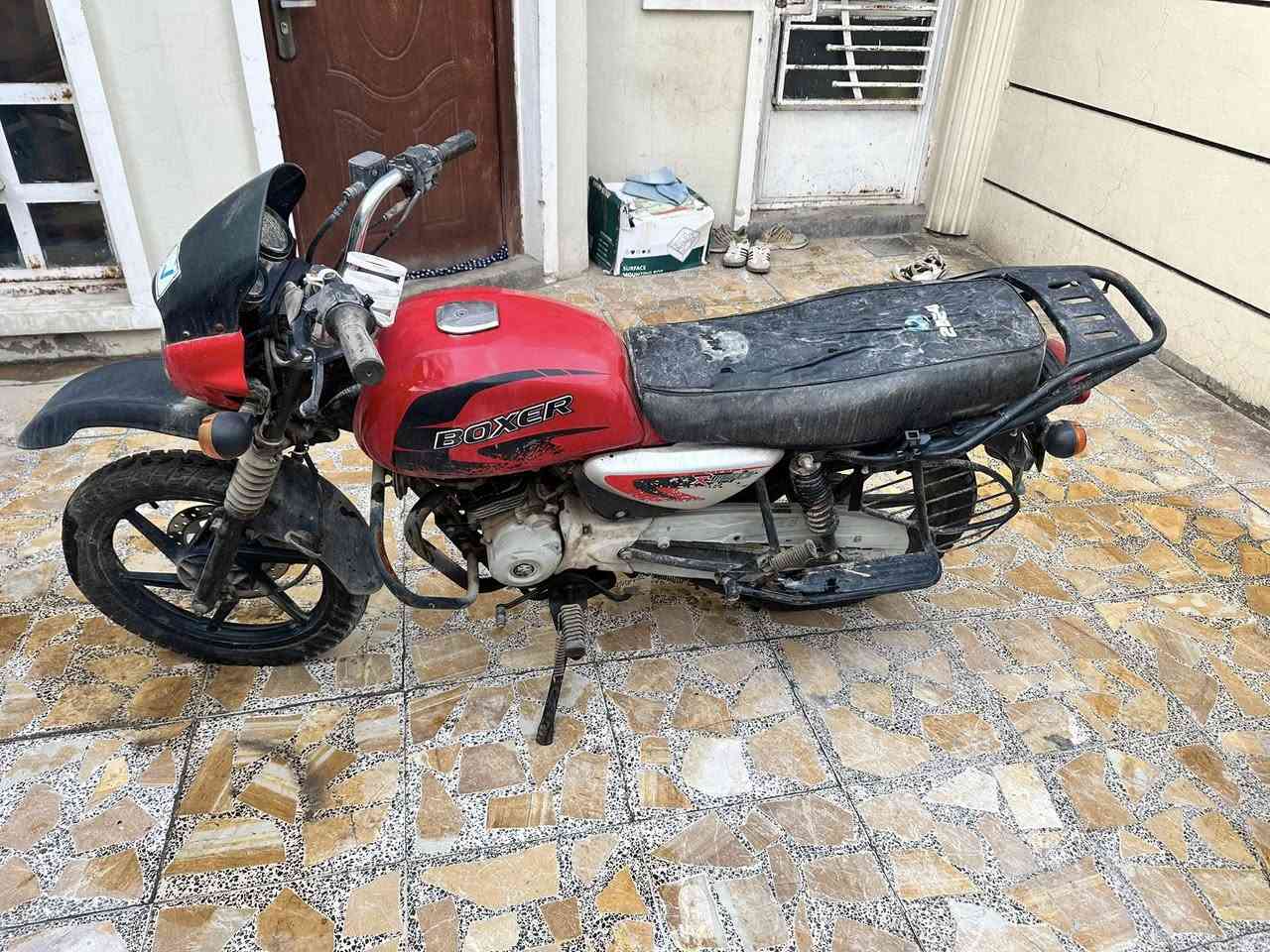 السلام عليكم دراجه بوكسر لبيع متروكه صار فتره كلشي بيه شغال أوراق كامله ***********
