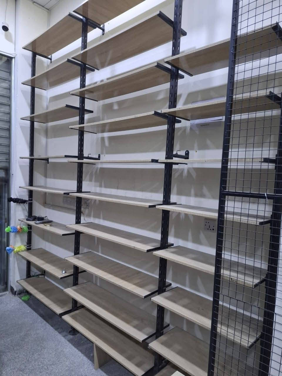 السلام عليكم ورحمة الله رفوف للبيع ٢٤ متر ×٨  تقريبا ١٩٠ رف عمق ٣٠ حسب ما موضح بالصورة مال محل ٥٠ متر مستعملات  ٥ أشهر جديدات بعدهن سعر مليونين قفل للاستفسار *********** واتس اب الموقع بغداد الدورة
