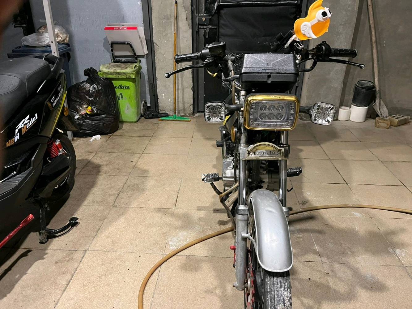 سلام عليكم عندي دراجه ايراني 5 كير سيفان مديل 2023 الدراجه خير من الله كهربائيات كله شغاله بيه ضفيره جديده بك لايت جديد اشاير جديده باتري جديد سيبايه جديده عقل جديد كابريتر جديد كفرات الصفاح جديده بانزات جديده عداد جديد سلف وهندر جدد بيه دهن جديد صالنصه جديده ويلات جدد تايرات جدد ملف جديد ما ناقصه اي شي اوراقه كامله سلف وهندر السعر النهائي 600 بيه مجال مكان بغداد البنوك قرب مركز القدس رقمي *********** 