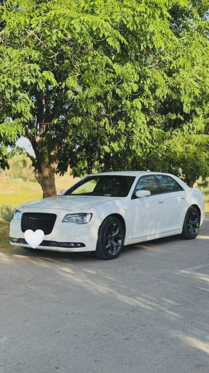 السلام عليكم 
كلايلسر 300 S فول موديل 21 
حساس امامي خلفي 
كامره خلفيه 
رادار جانبي 
تبريد تدفئه مقاعد اماميه 
شفتات سترين 
وباقي المواصفات المعروفه بالكلايلسر بـ S
حادثها قطعتين فقط باب نفس اللون تبدلت وجاملغ مصبوغ بدون اي دواخل 
وين ميعجبك تفحص 
السعر 244 وبيها مجال لشراي 
لاستفسار لاتصال ع الرقم 
***********
