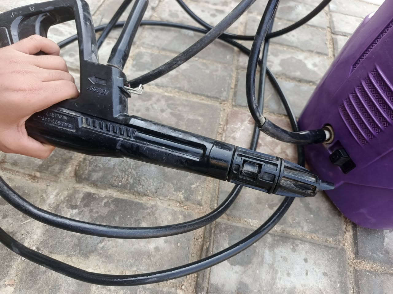 السلام عليكم فارة غسل شغاله بس المسدس كسر بي شغاله الفاره سعرهه 50 مكان سماوه عصافير ***********
