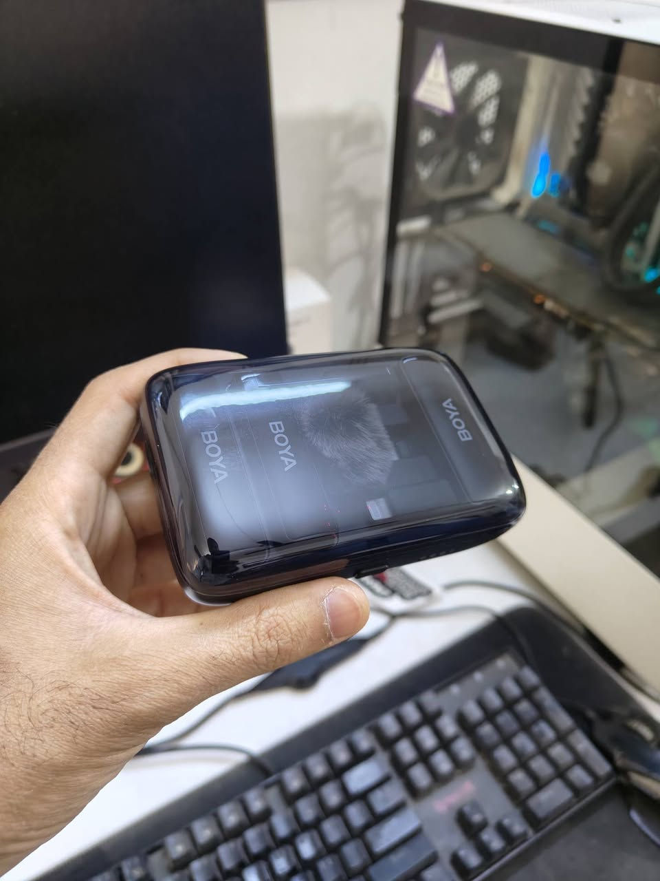 نك مايك للبيع
نك مايك من شركة بويا (BOYA link) يشتغل على الكاميرا و على كل الموبايلات

هذا اول مايك اشتريته و استخدمته كم شهر جان كلش مرتب... بيه عزل ضجيج و تحكم بشدة الحساسية لكل مايك على حدا و يشتغل على الايفون و الكاميرا و موبايلات التايب سي، كلش محافظ عليه و نظافته بالصور بس وحدة من عوازل الهوا ضايعة باقية وحدة

يدعم شحن الموبايل اثناء الاستخدام عن طريق منفذ تايب سي و يدعم تشغيل الفيديو بالسبيكر بدون ما تشلعه

 الله رزقني و جبت هواي مايكات غيره فما احتاجه بعد

السعر 100 الف هو سعر الجديد مالته 150,000
و بيه مجال لأي شخص مبتدأ بمجال التصوير و حاب يبدي بمايك مرتب و رخيص مثل ما اني بديت ❤️


**إذا كنت صاحب هذا الإعلان وتريد حذفه لأي سبب، رجاءا أرسل رسالة إلى الدعم الفني**