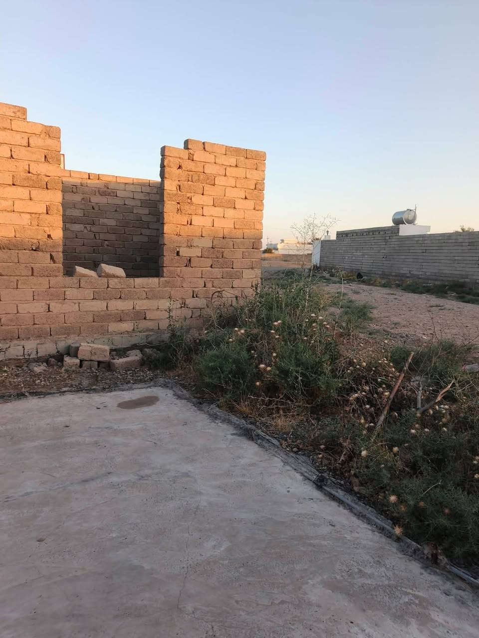 هيكل للبيع مع قطعه المساحه 400 م
بيجي حي المهندسين  
أساس صب كونكريت
عدد الغرف 2 
صاله 
مطبخ حار بارد 
ربعه 

حمام واجهه حلوه موقع حلو مو بعيد عن شارع الرئيسي 100م قريب على جامع النعمه 
السعر 16
وبي مجال يرهم مقدمه زينه و الباقي حسب الأتفاق 

للاستفسار ***********
