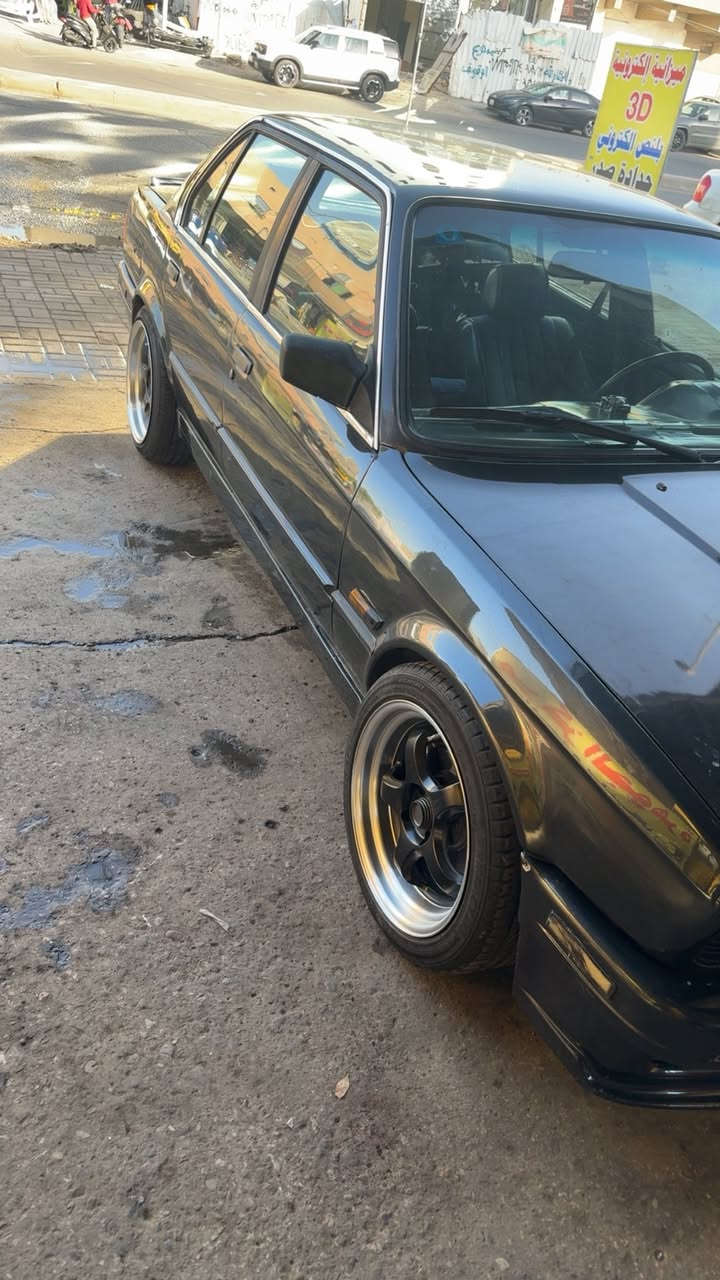 سلام عليكم  للبيع 320i 1991
بيع مستعجل وسريع اقره تفاصلي
التفيده ياخذها وبلعافيه عليه
سياره ما تتقارن بلمهجومات
 كفاله شواصي ولغود وخياس 
وكير اوتو ومكينه جدد كامله بجيس
مصبوغه عام جماليه لا اكثر ولا اقل 
نقصها مشط و كمريسر تبريد
غرفتها كامله مكمله لونها يخبل
جام كهرباء اريل كهرباء كير s
سنويه وهزه بشهر الرابع يعني جديد
بيها نضام فتح وغلق اكزوز حلو هادء
سعرها نزل لان ابيع بسرعه ماريد اوكف 
رايدها 40 وبيها مجال وي شراي مانوكف
مكان السياره بغداد اتصل وتعال وهلا بيك
 للتواصل ***********
