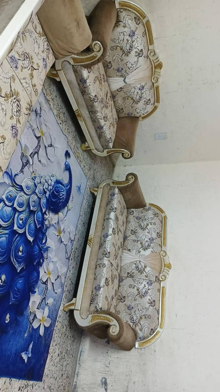 تخم 8 مقاعد نظيف
سعره 220 وبي مجال لبياع 
يوجد توصيل بكروه ب واتساب
***********
