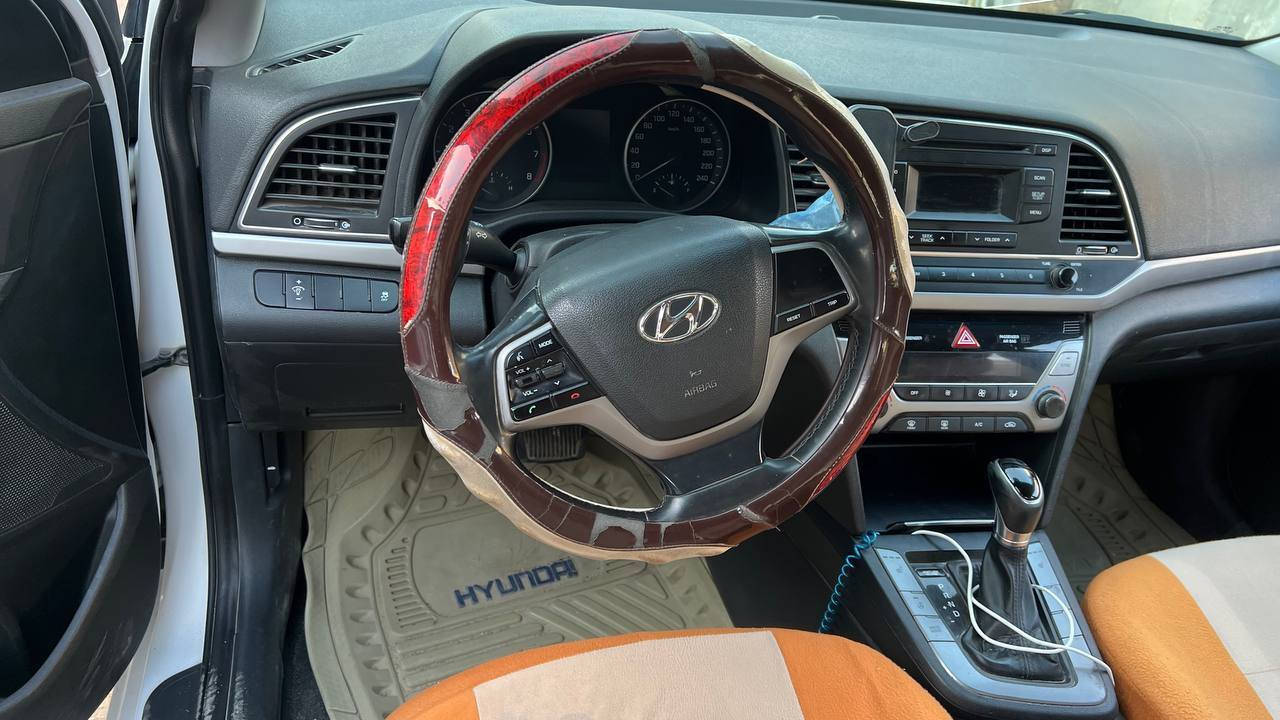 سيارة هونداي الانترا افانتي
مديل ٢٠١٧ خليجي 
مكفولة ما عده بصندوق جراد شبر 
وشخط بالباب بس 
السيارة ويل كب محرك ١٦٠٠
تحكم استيري 
ويلكب ماشية ٧٥ الف كيلو  
السيارة بأسمي تحويل مباشر 
سنوية منتهية صار شهرين 
حلوه ونظيفة
 
***********
