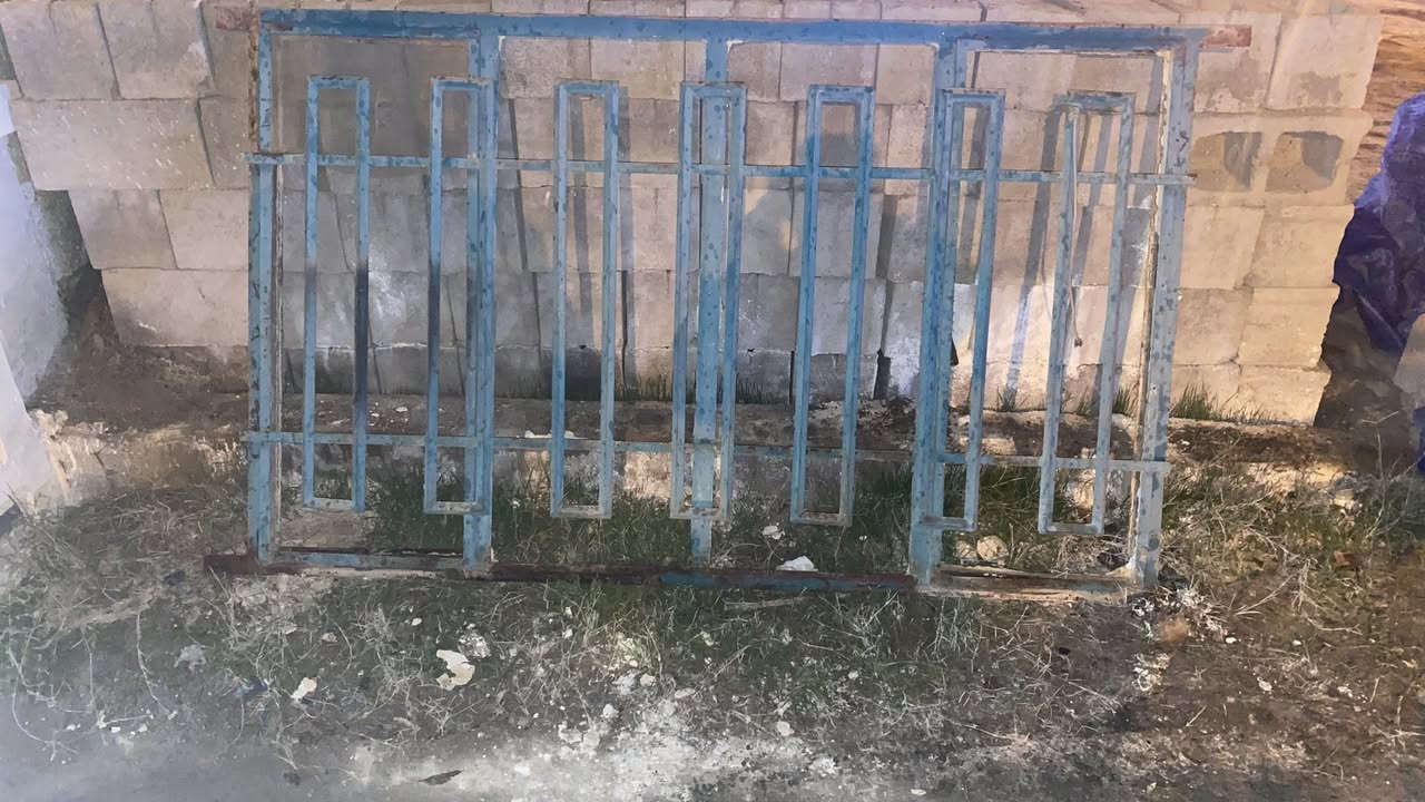 السلام عليكم متوفر للبيع مستخدم نضيف حديد ثقيل مو معاد
‏١- شباك ٦ طلاگات مع هوائية  حديد درجه اولى عدد ١ ارتفاع ١٤٠ في ٣ م
‏٢- شباك ٤ طلاگات ارتفاع ١٢٠ في ٢م عدد ١
‏٣- باب مطبخ مزجج ارتفاع ٢١٠  في ١م عدد١
‏٤ـ باب كلدور ارتفاع ٢١٠ في ١٢٠ بدون ملبن عدد١ 
‏٥- باب حمام ارتفاع ٢م في ٩٠ عددا
‏
‏ ‏للاستفسار الاتصال 
***********
