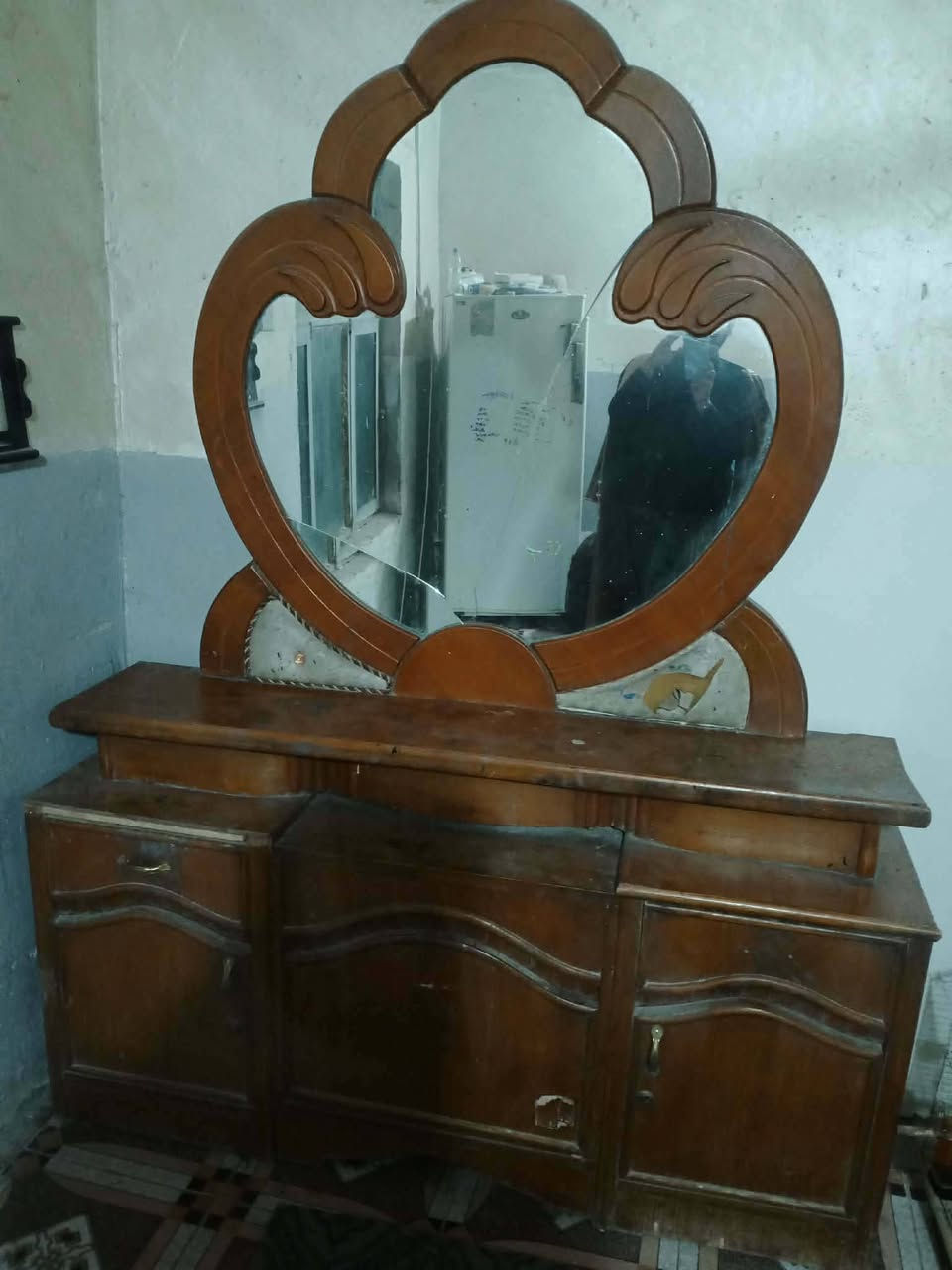 كنتور وبوفيه وميز للبيع 
ميز بيه كسر بجامه والباقي نظيف جدا 
حله مركز شارع ٦٠
السعر ٤٠٠ ألف ومجال قليل 
***********
