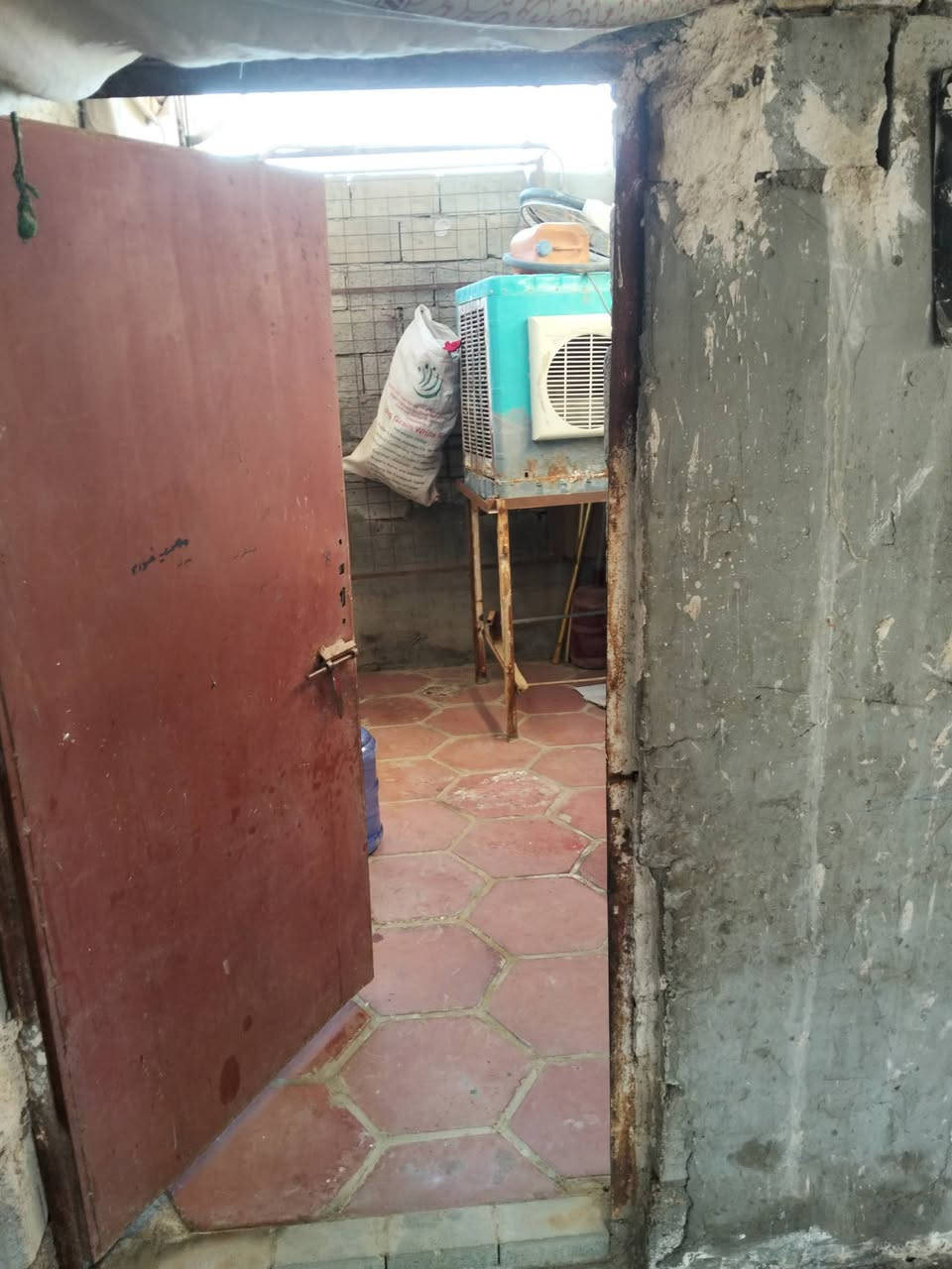 بيت للبيع زراعي. مقابيل حي شرطه       المساحه 300  يحتوي على 2 غرف نوم وصاله وصحيات وحديقة امام المنزل السعر 18.  الرقم ***********
