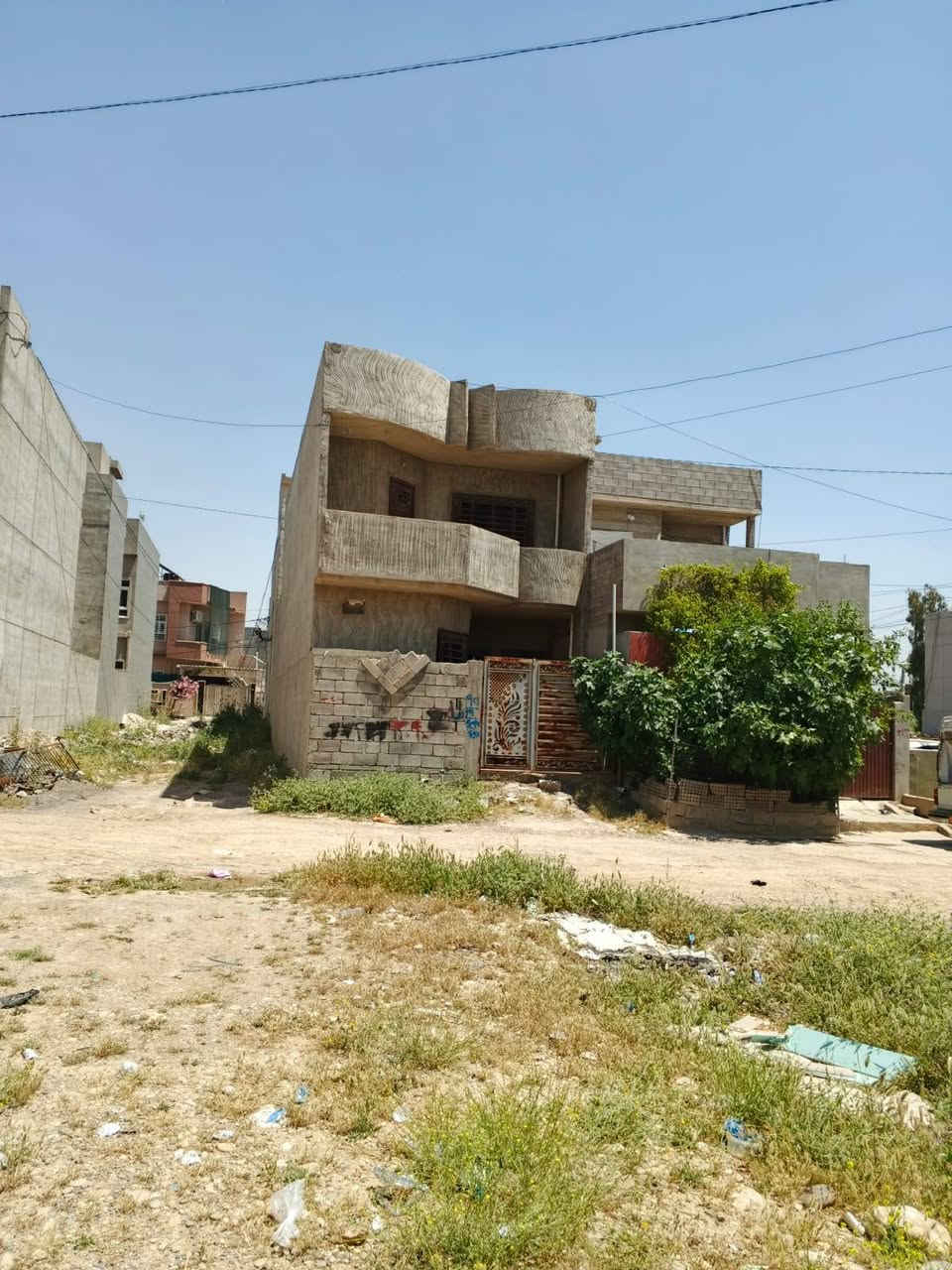 بيت للبيع
🔥🔥 فرصة لا تعوض - بسعر مغري جداً 🔥🔥
🏡 بيت للبيع في الموصل - منطقة جمعية المولدات (زراعي)

✅ باسم شخصه
✅ يمتلك كارت
✅ التحويل مباشر

📐 المساحة: 120 متر📏 
الواجهة: 6 متر📏 
الطول: 20 متر

🏠 مكون من طابقين2 :

🔹 الطابق الأول :• غرفتين 2 (من ضمنها غرفة استقبال)• مطبخ• صحيات
🔹 الطابق الثاني :• غرفتين2 • صحيات

✨ مميزات إضافية:

✔ منور
✔ سطح أمام البيت
✔ سطح خلف البيت
✔ الوطني + سحب المولدة من الفرع الموجود خلف البيت مباشرة
✔ الماء متوفر إن شاء الله

🔨 البيت ناقصه فقط مرحلة البناء الثانية، 
وفرصة ممتازة لمن يريد إكماله حسب ذوقه الخاص.

💰 السعر: 65 مليون دينار فقط 🔥⚡ ويوجد مجال بالسعر للجادين فقط ⚡

📞 للتواصل:***********

📩 مراسلة على الخاص (ماسنجر)📱 أو واتساب:***********

🚨 بيت بسعر مناسب وموقع جيد، لا تضيع الفرصة قبل البيع.

🌷 مع خالص التحية والتقدير 🤝
