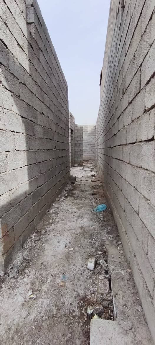 السلام عليكم للبيع هيكل مساحته 100 متر  سند 25 مباشر
تسجله ب اسمك مي و كهرباء وتبليط لباب البيت يبعد عن الشارع العام تقريبن 250 متر خلف مراكت المسعودي واجهة 5 
ونزال 20 السعر 25 مليون للستفسار ***********
