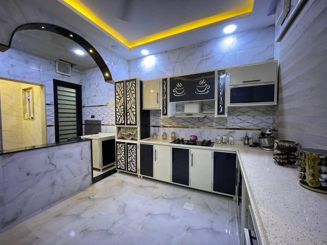 السلام عليكم
#عروض_عقارات_البدوي 
دار للبيع حي الصديق 
مساحه ٢٠٠ متر واجها ١٠ متر 
شارع تبليط ١٢ متر واتجاه الدار جنوب غربي 
يتكون من طابقين ٦ غرف نوم  مع خدمات بالطابقين 
سنه البناء ٢٠٢٤ 
للاستفسار مراجعه مكتب البدوي او الاتصال بنا 
*********** /***********

