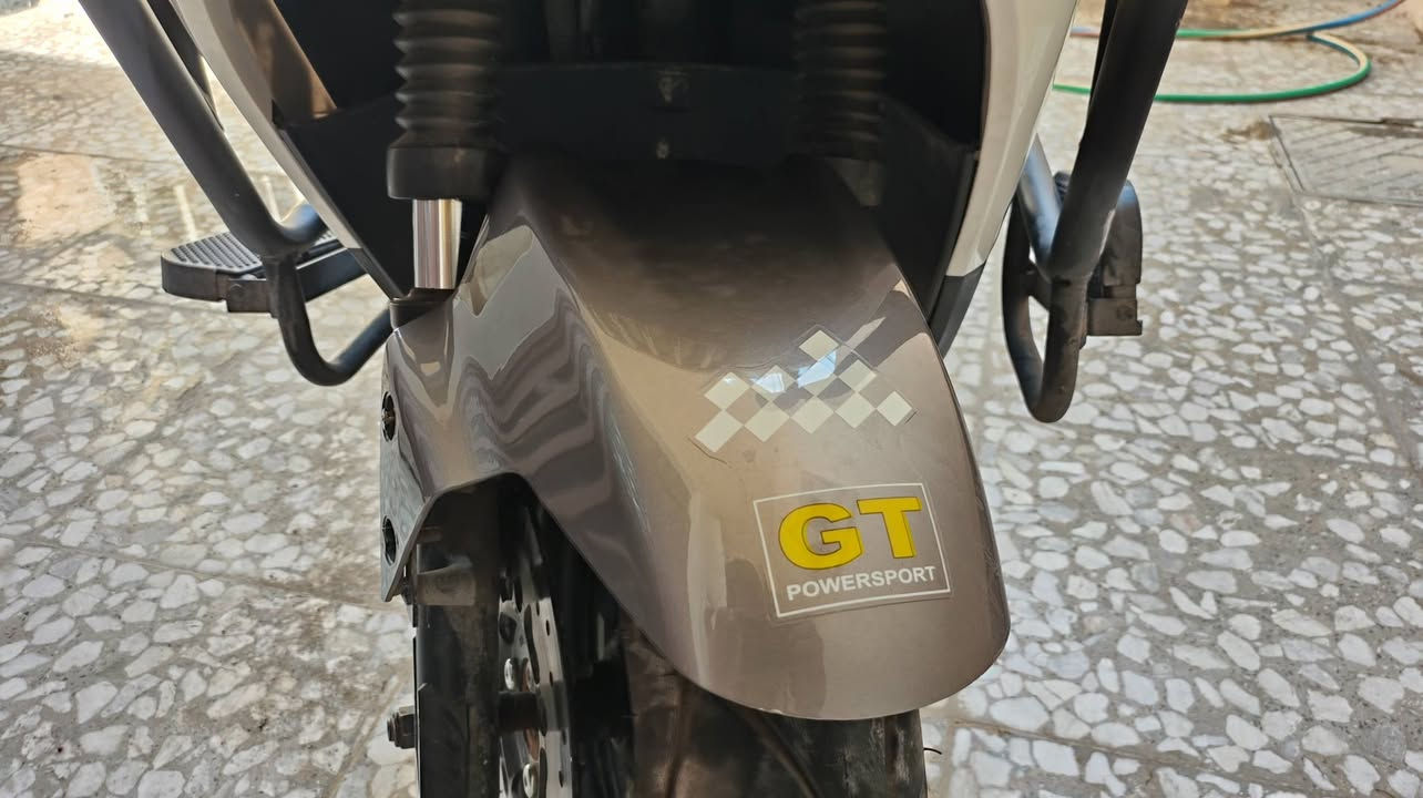 دراجه شحن - نوع  للبيع fast  GT
مستخدمه ٣ اشهر 

1~ بطاريات عدد 6 

2~ تمشي 80  وشلعه قويه 

3~ تقطع مسافه 50 كيلو متر بل شحنه الواحده 

4~ بيها نضام ال (R) بك 

5~ اشارات يمين يسار + دبل اشاره 

6~ تتحمل وزن 200k كيلو 

7~ بريكات هايدروليك 

8~ شاشه حديثه تشمل جميع العطلات 

9~ لايت عالي ناصي + لايتات جانبيه 

10~ مكان تخزين بل صندوك جداً جبير

رقم هاتف ***********
السعر  750 الف

مكاني بغداد
