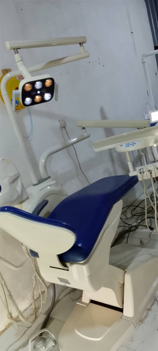 🦷 إعلان للبيع –   🦷
يتوفر لدينا كرسي أسنان نوع سانتيم بحالة ممتازة جداً، نظيف وجاهز للعمل مباشرة، وتمت المحافظة عليه بعناية ليكون خياراً مثالياً للأطباء والعيادات.
✅ ليت LED بإضاءة صفراء وبيضاء. ✅  (المغسلة) بحالة ممتازة. ✅ حركة سلسة وثبات عالي. ✅ هيكل قوي ومتين يتحمل العمل اليومي. ✅ دوشمه نظيف ومريح للمريض. ✅ تصميم عملي وأنيق للعيادات الحديثة.
هذا الكرسي يمتاز بالمتانة والقوة وجودة التصنيع، وهو فرصة ممتازة لمن يبحث عن كرسي عملي بسعر مناسب مكتب الهادي دنت لصيانة وتجهيز كراسي وأجهزة الأسنان.
📞 للاستفسار والمعاينة يرجى التواصل. ***********💰 السعر مناسب للجادين.
 مكتب الهادي دنت خبرة وثقة في خدمة أطباء الأسنان.
يمكنني أيضاً �
