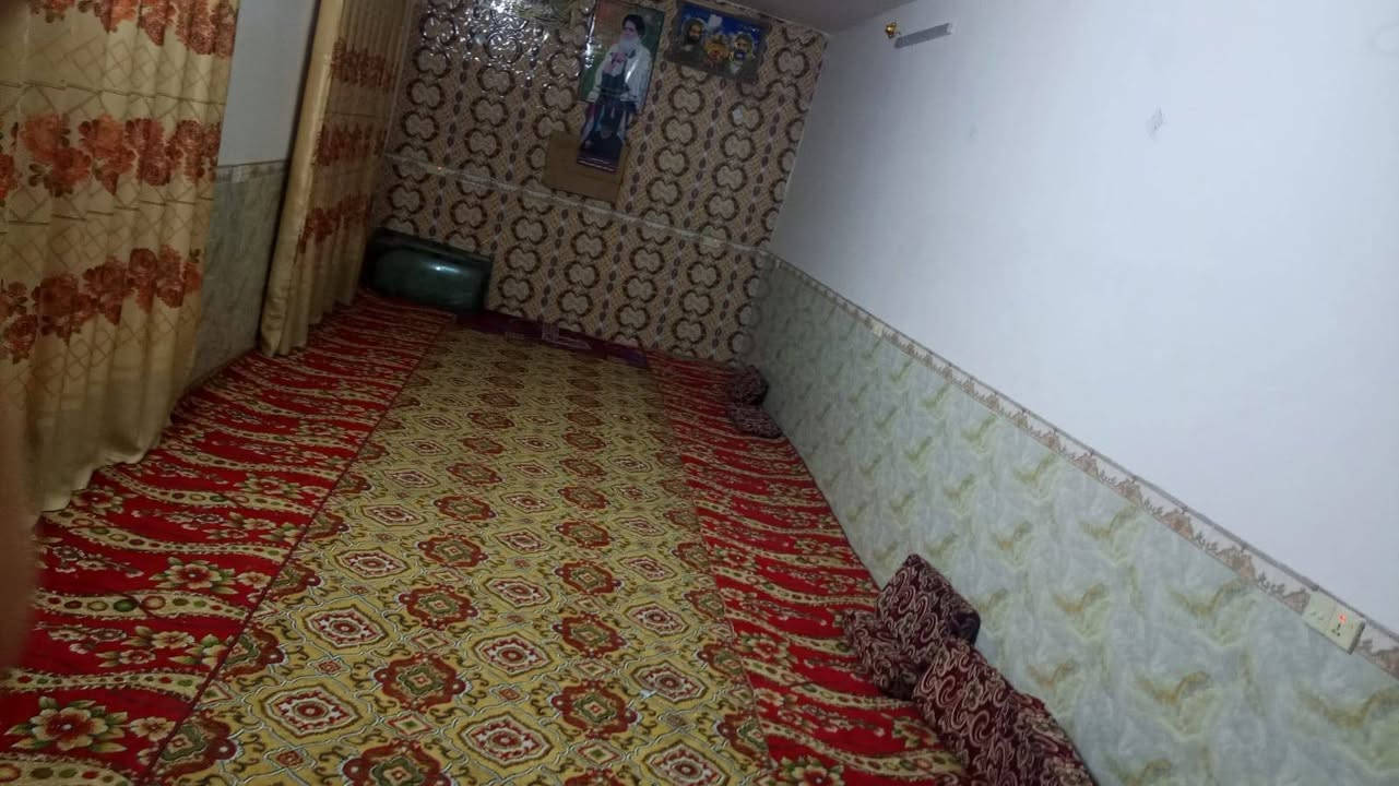 بيت  للبيع   ذيقار سوق الشيوخ على الشط قرب منطقت الاصيبح  ماي اساله تبليط لباب   البيت كونكريت وبناء حديث البيت  يتكون من اربع غرف نوم ٤×٥ صالتين كبار  ١٠×٥  وحمامات ودوانيه خارجيه  ١١×٤ مع طارمه دنك   ويحتوي البيت على مخزن  ٧×٤ فوك  ومحل متروك ٤×٣  ويحتوي على حديقه وساحه  ٨×١٢  البيت على الشارع العام  مساح البيت  ٤٠٠  للاستفسار  على الماسنجر  أو على الارقام  (***********) (***********)
