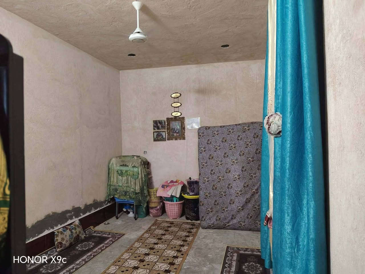 سلام عليكم بيت ومشتمل بنا طابوك صب كونكريت لبيت يحتوي على ٣ غرف وصاله ومطبخ وديوانيه وصحيات خارجيه وداخليه مشتمل غرفه وصاله ومطبخ وصحيات داخليه بنه جديد  بصوب بني ركاب قريب على شارع ٣٠ يبعد عن شارع ١٥٠ متر متوفر كل خدمات ماء وكهرباء ومولد سحب شارع ١٠ متر ستفسار أكثر تواصل على رقم ***********
